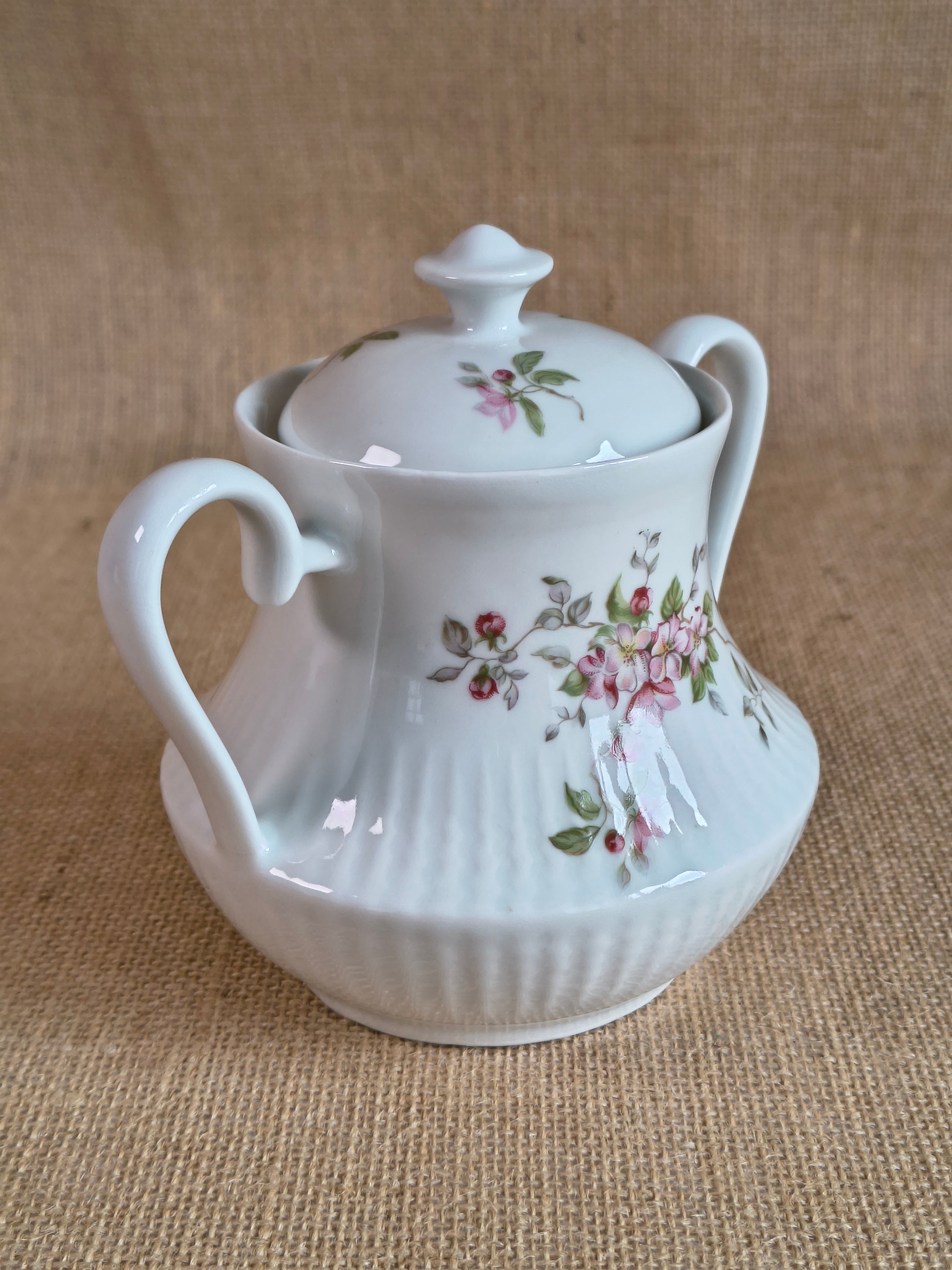 Service à café en porcelaine de Chauvigny décor petites fleurs