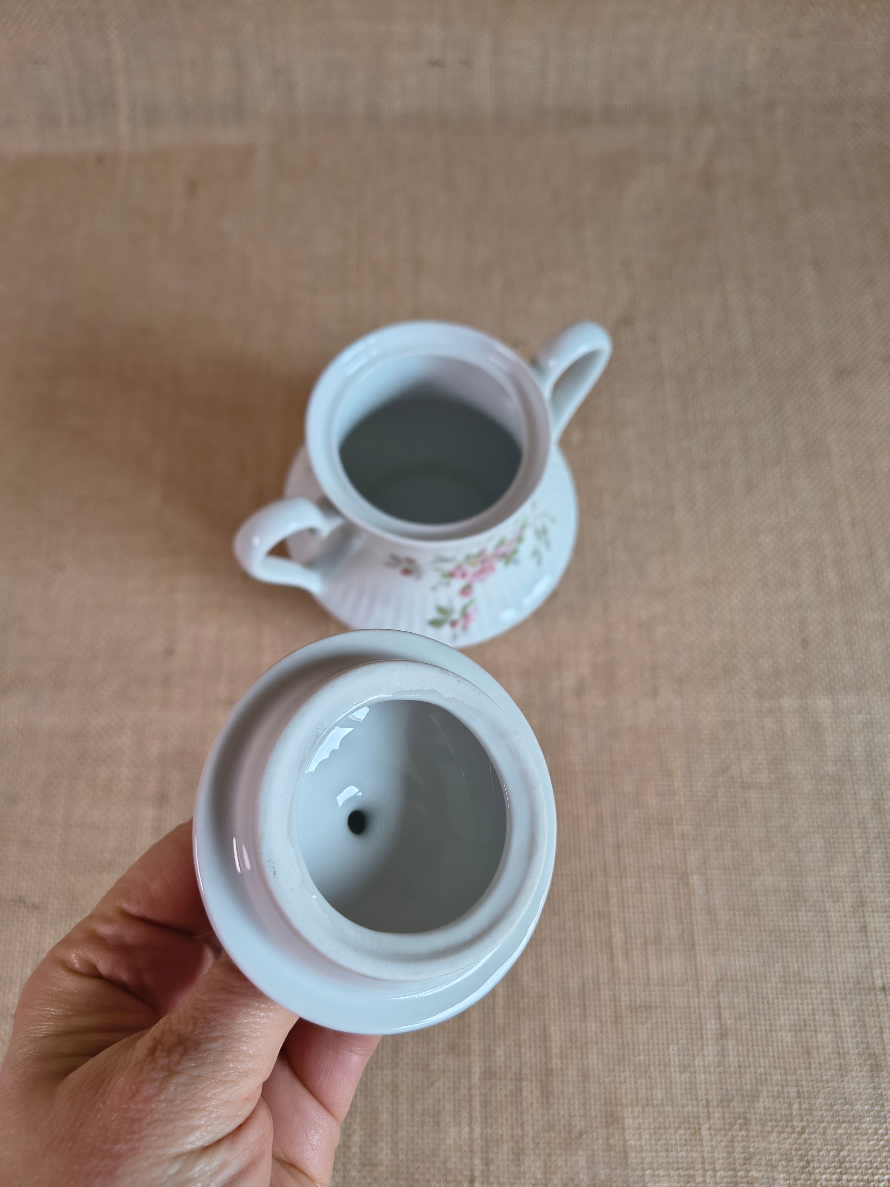 Service à café en porcelaine de Chauvigny décor petites fleurs