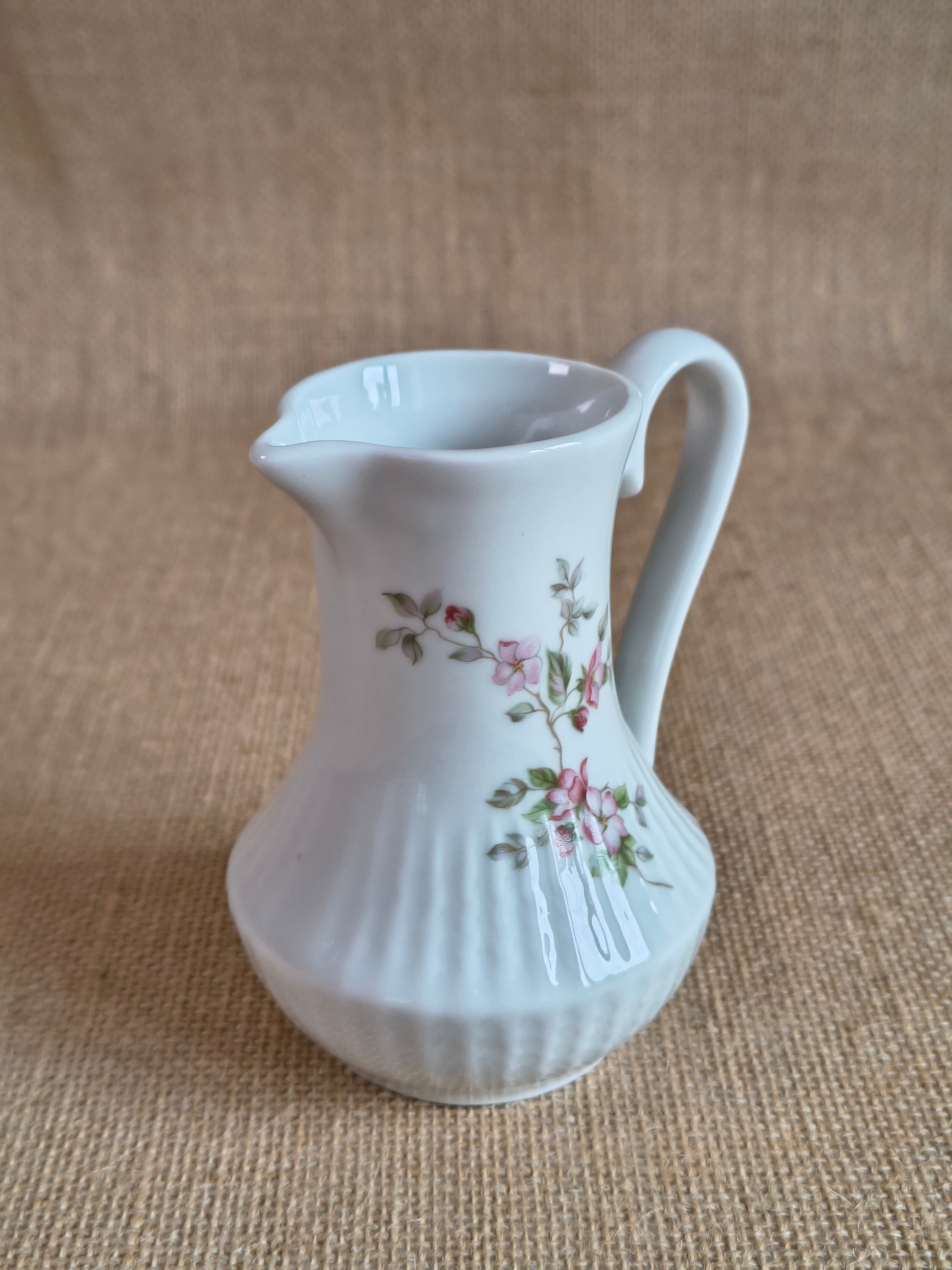 Service à café en porcelaine de Chauvigny décor petites fleurs