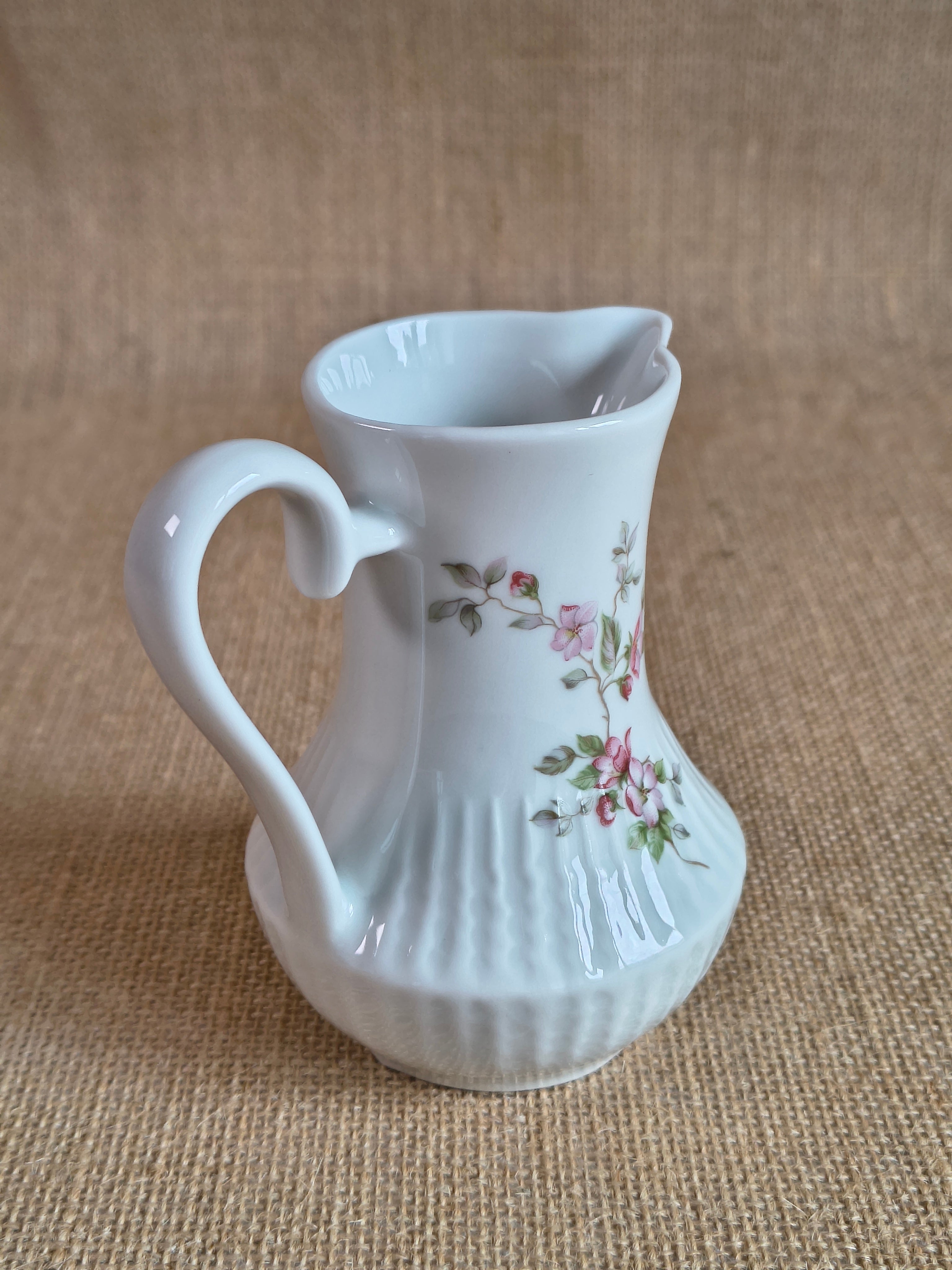 Service à café en porcelaine de Chauvigny décor petites fleurs
