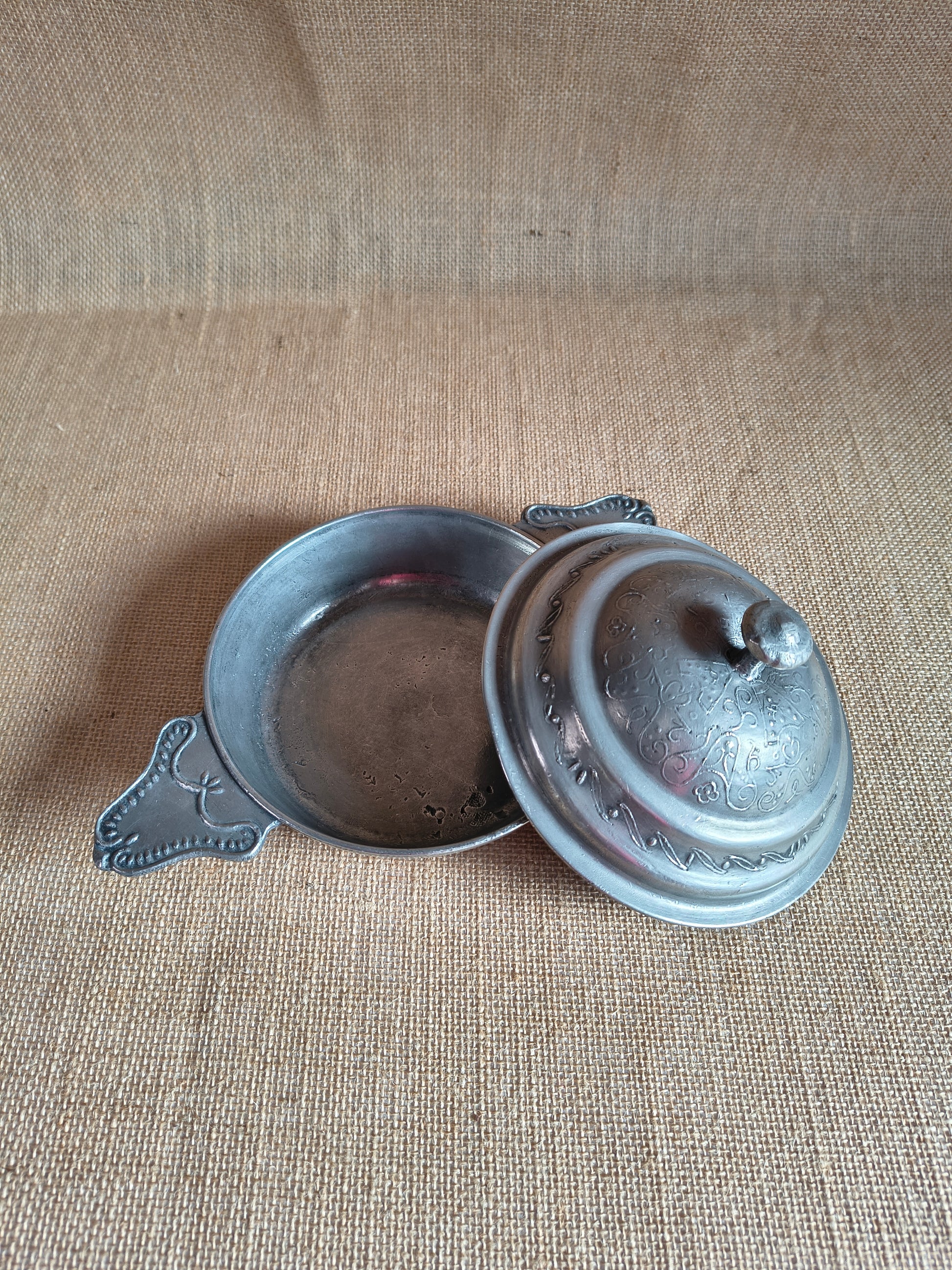 Coupelle en étain ancienne avec oreilles et couvercle