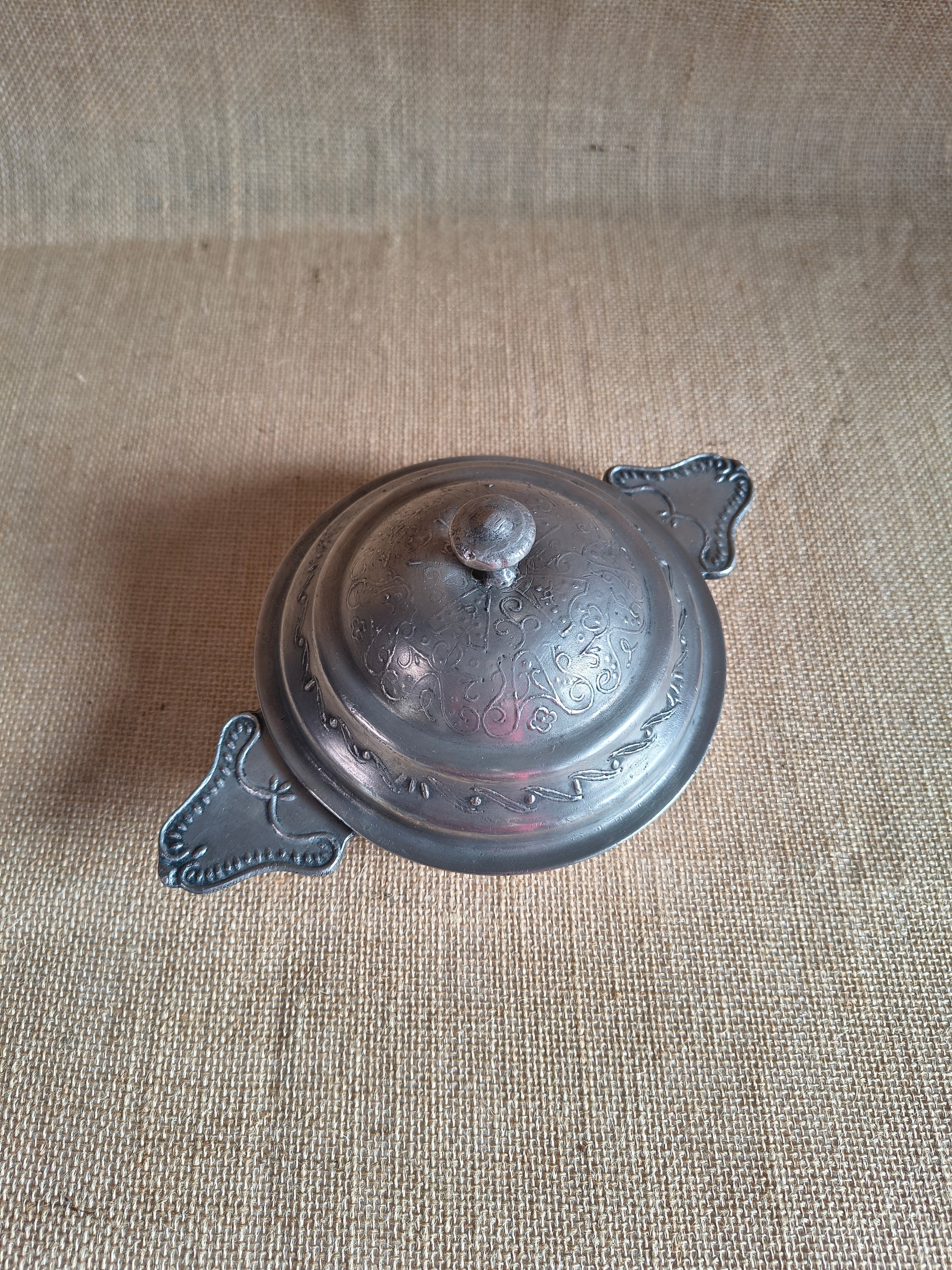 Coupelle en étain ancienne avec oreilles et couvercle
