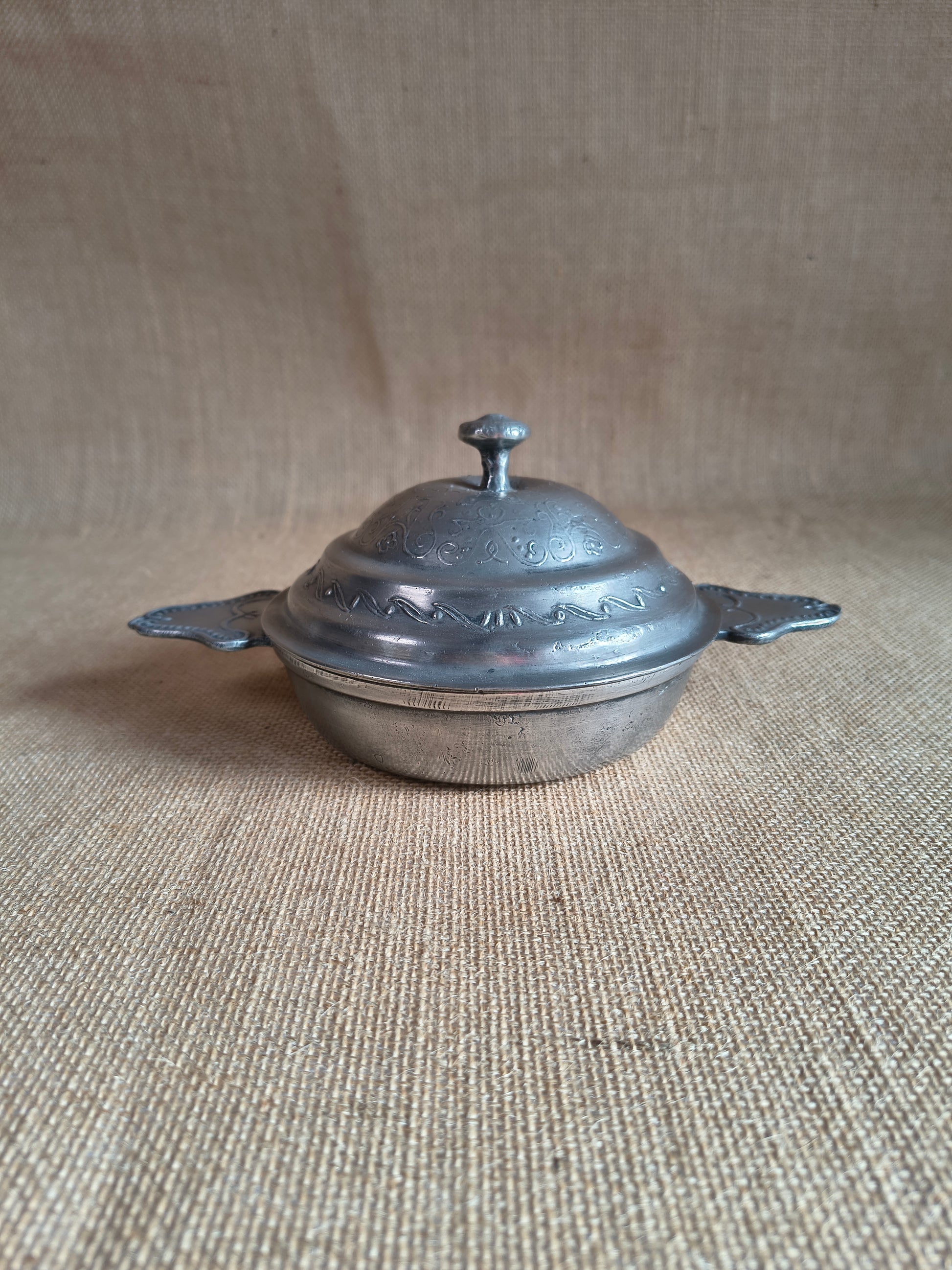 Coupelle en étain ancienne avec oreilles et couvercle