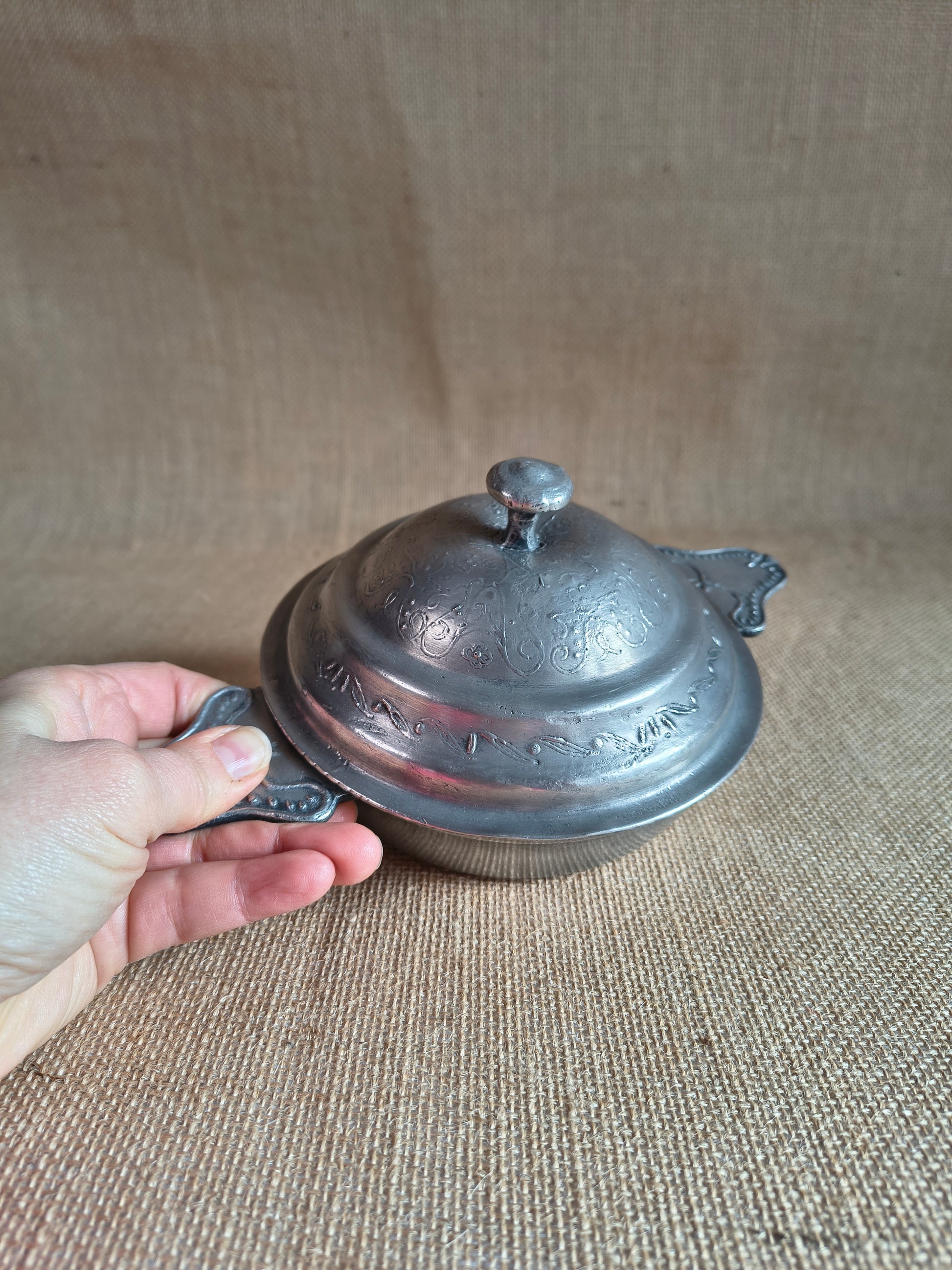 Coupelle en étain ancienne avec oreilles et couvercle