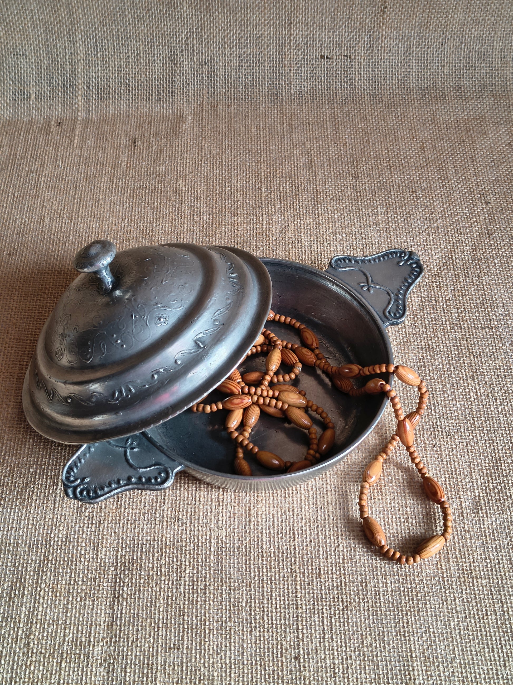 Coupelle en étain ancienne avec oreilles et couvercle