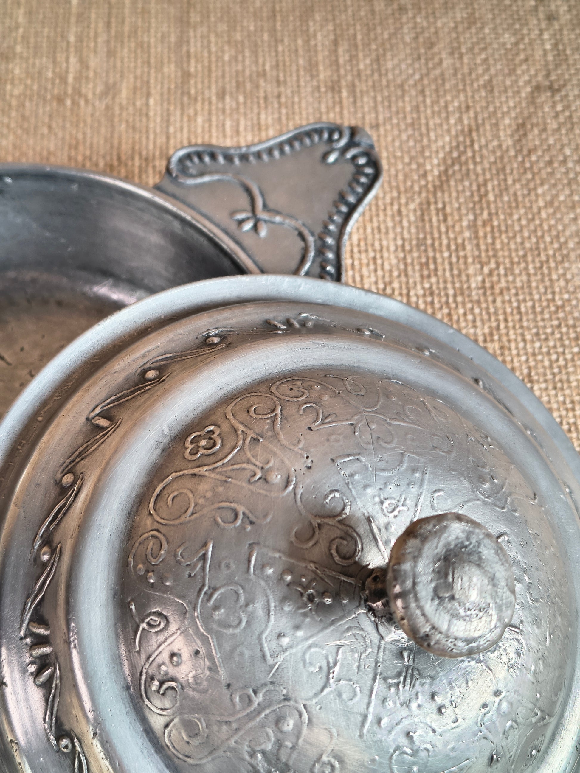 Coupelle en étain ancienne avec oreilles et couvercle
