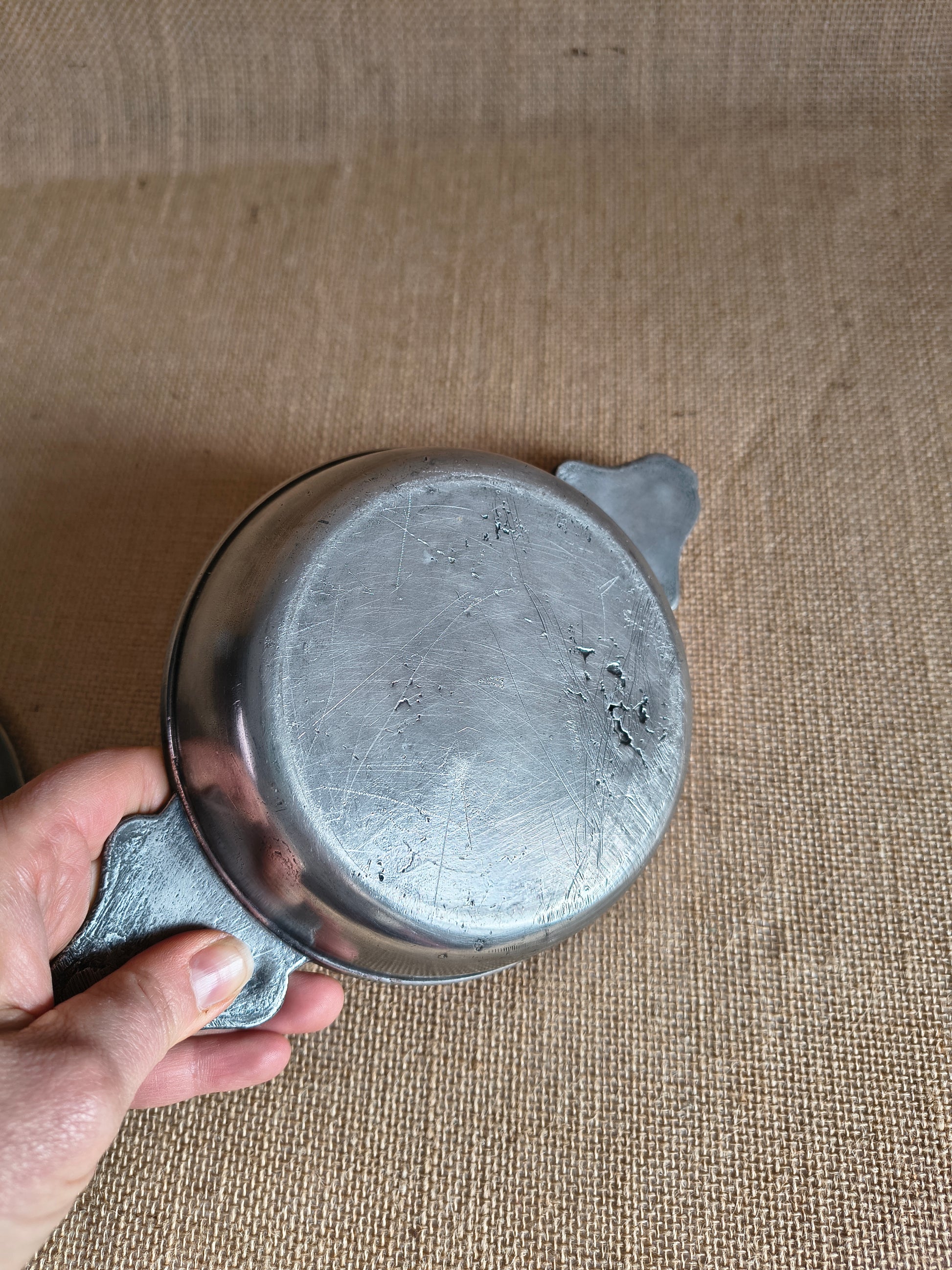 Coupelle en étain ancienne avec oreilles et couvercle