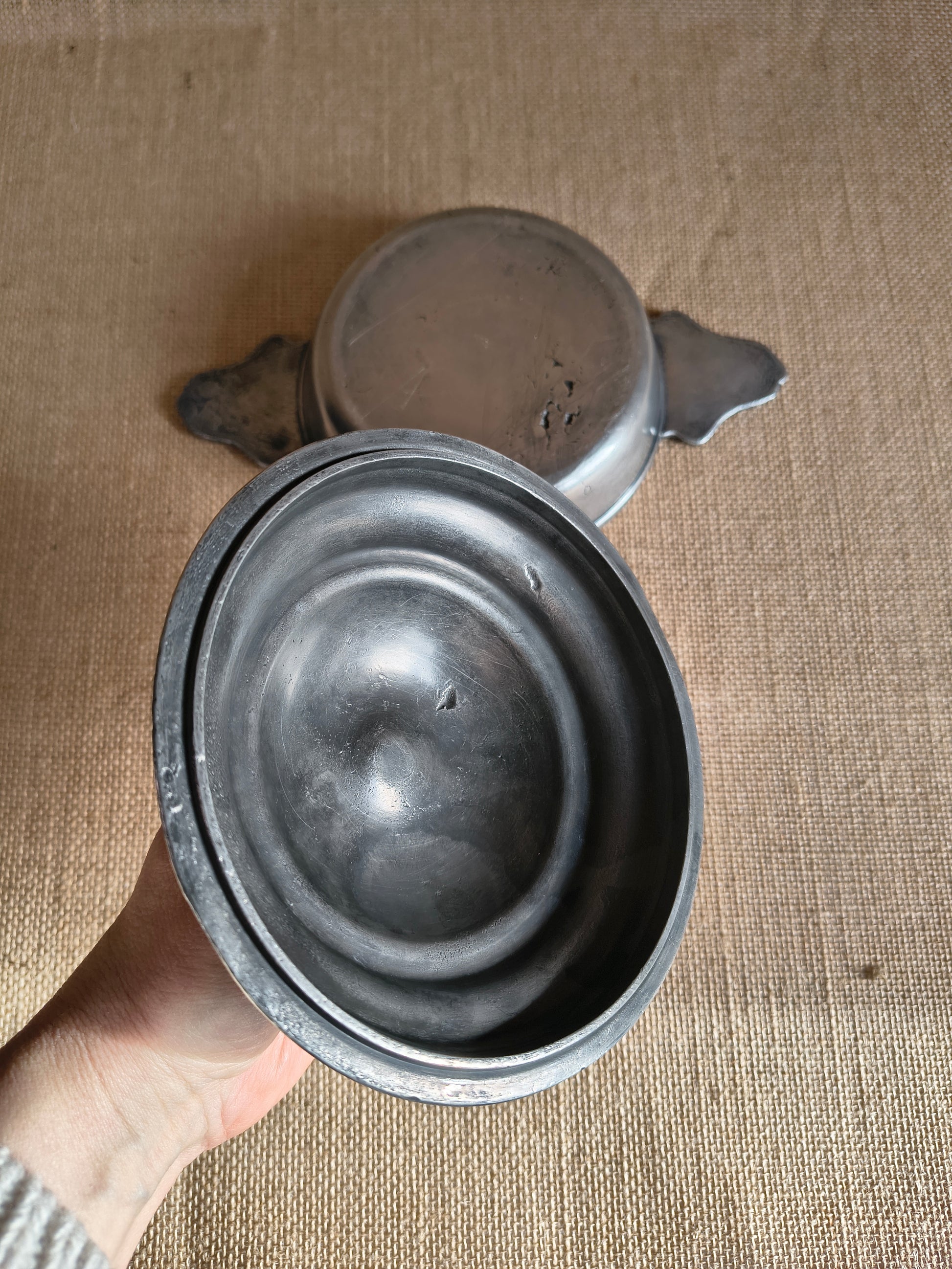 Coupelle en étain ancienne avec oreilles et couvercle