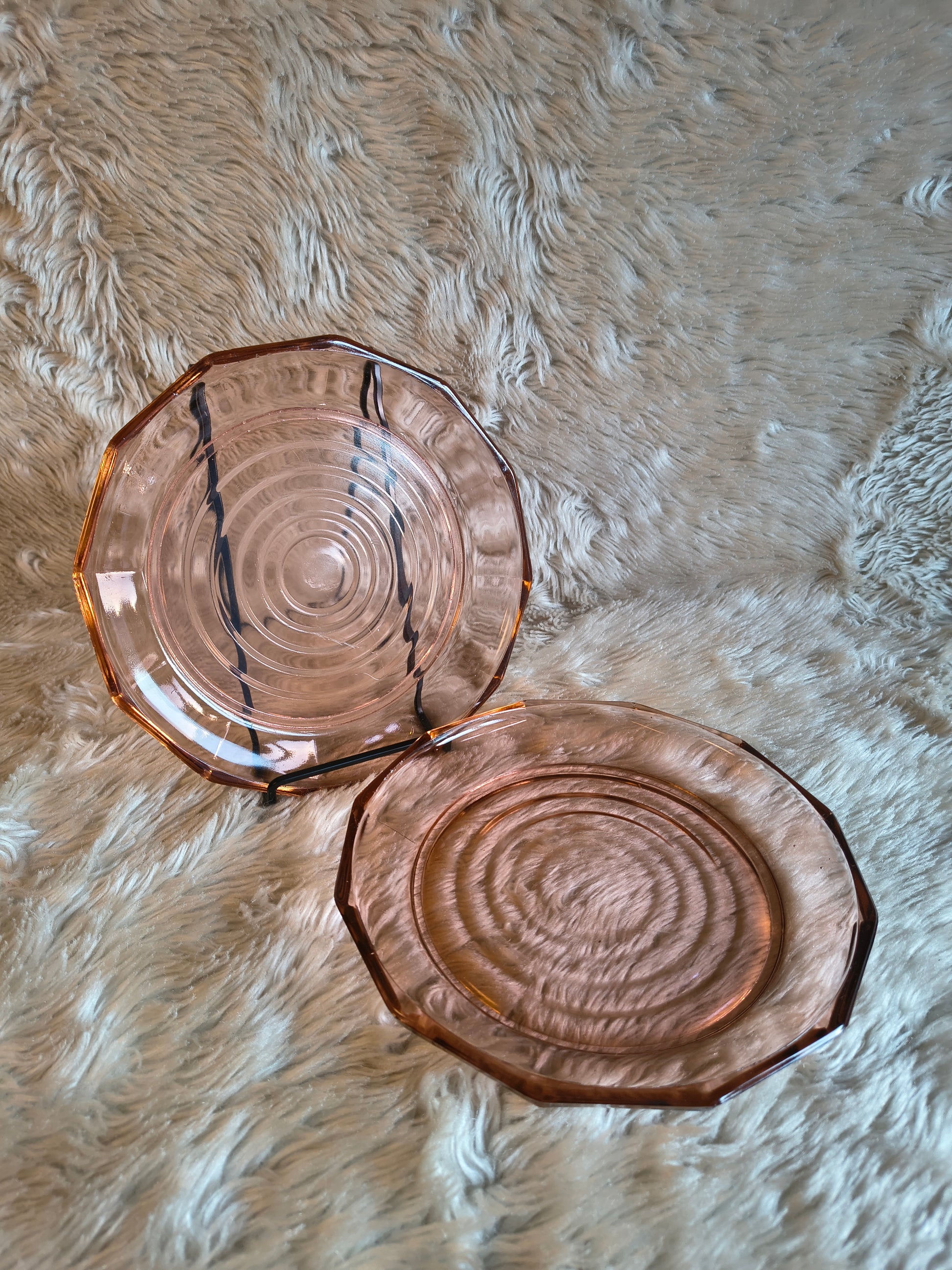 Paire d'assiettes en verre moulé rose Art Déco
