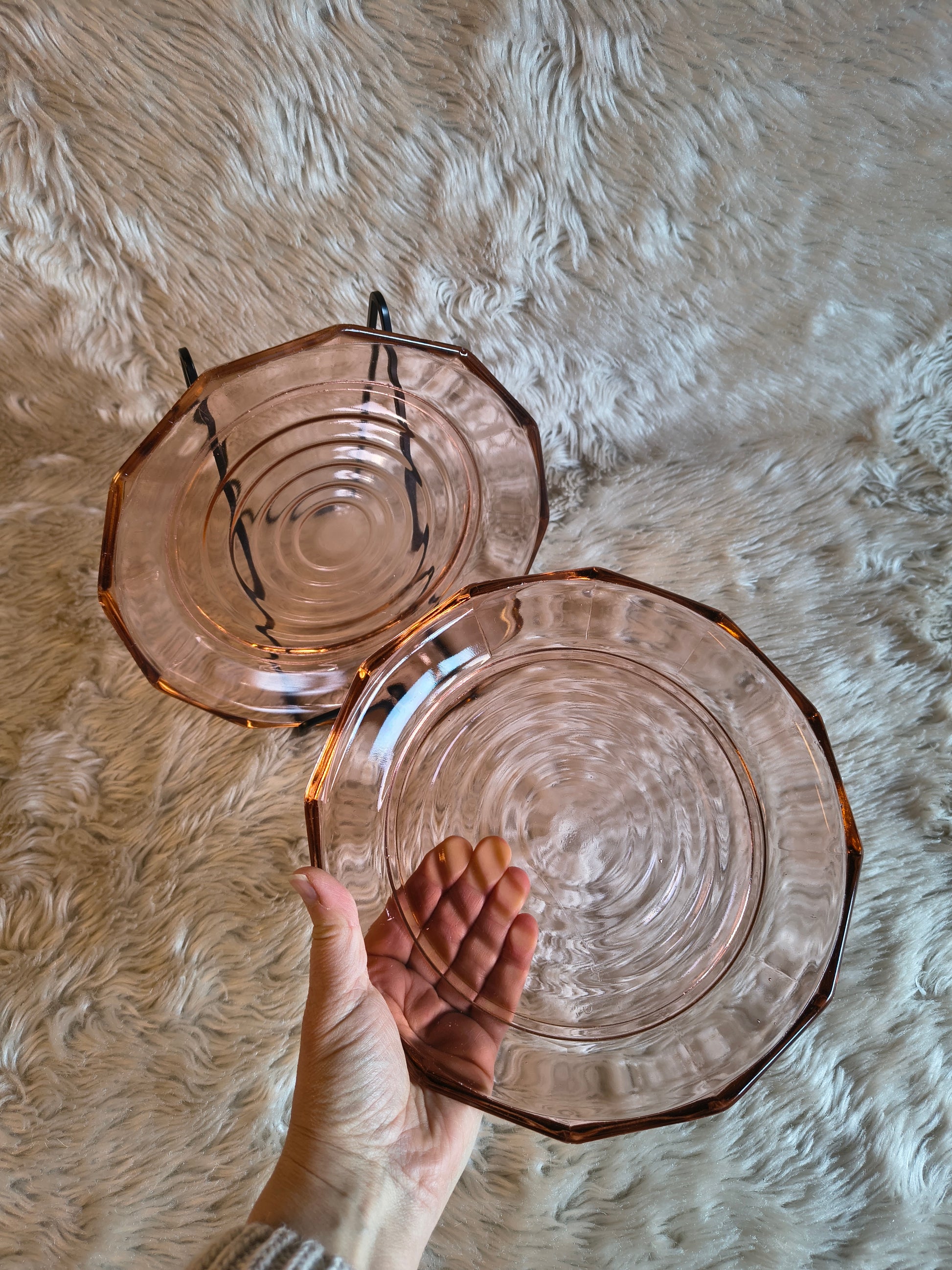 Paire d'assiettes en verre moulé rose Art Déco