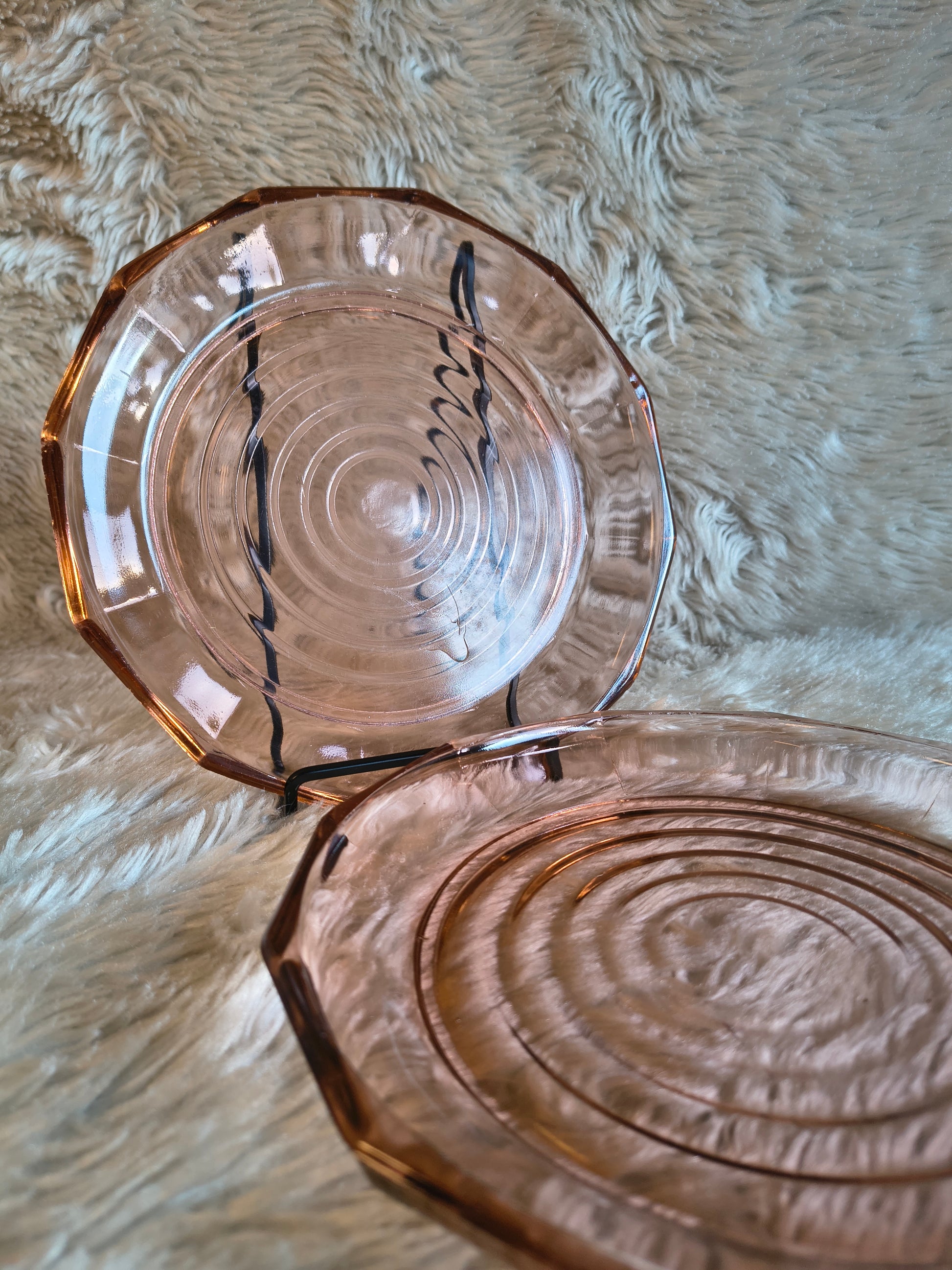 Paire d'assiettes en verre moulé rose Art Déco