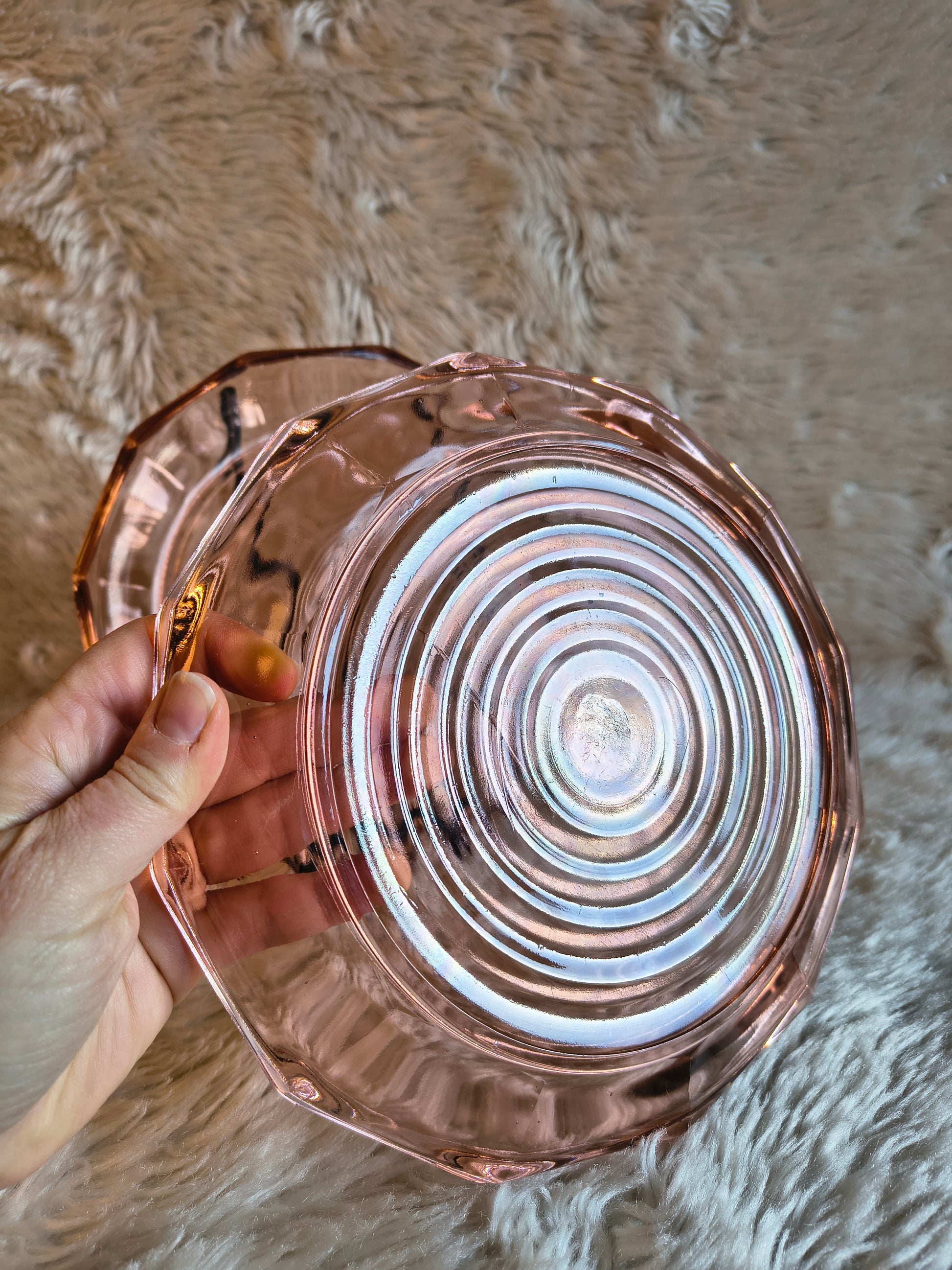 Paire d'assiettes en verre moulé rose Art Déco