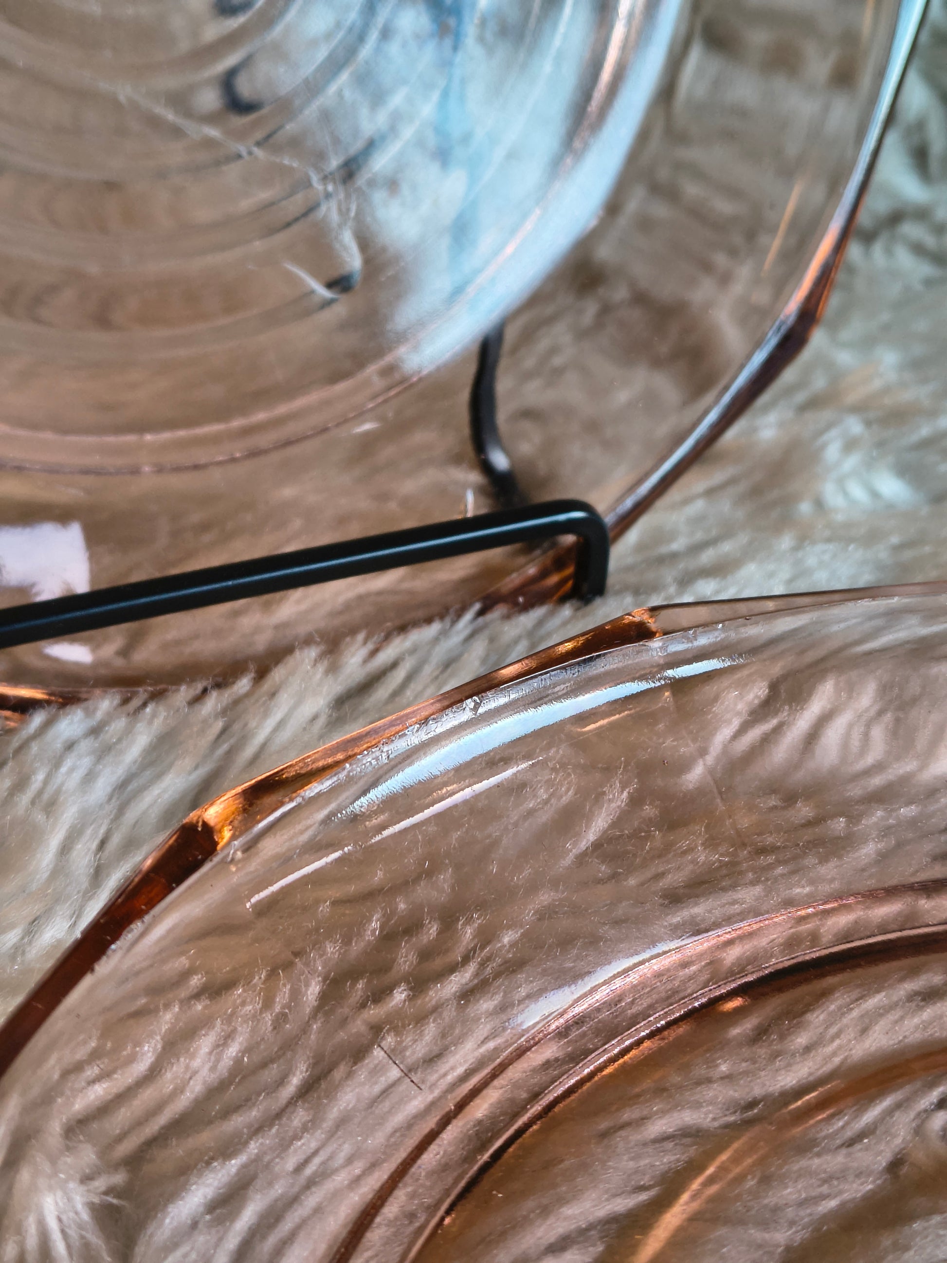 Paire d'assiettes en verre moulé rose Art Déco