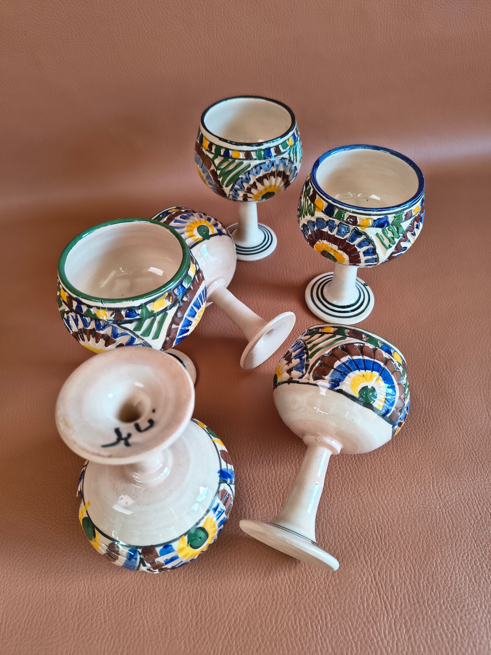 Coupes colorées en poterie artisanat du Maghreb