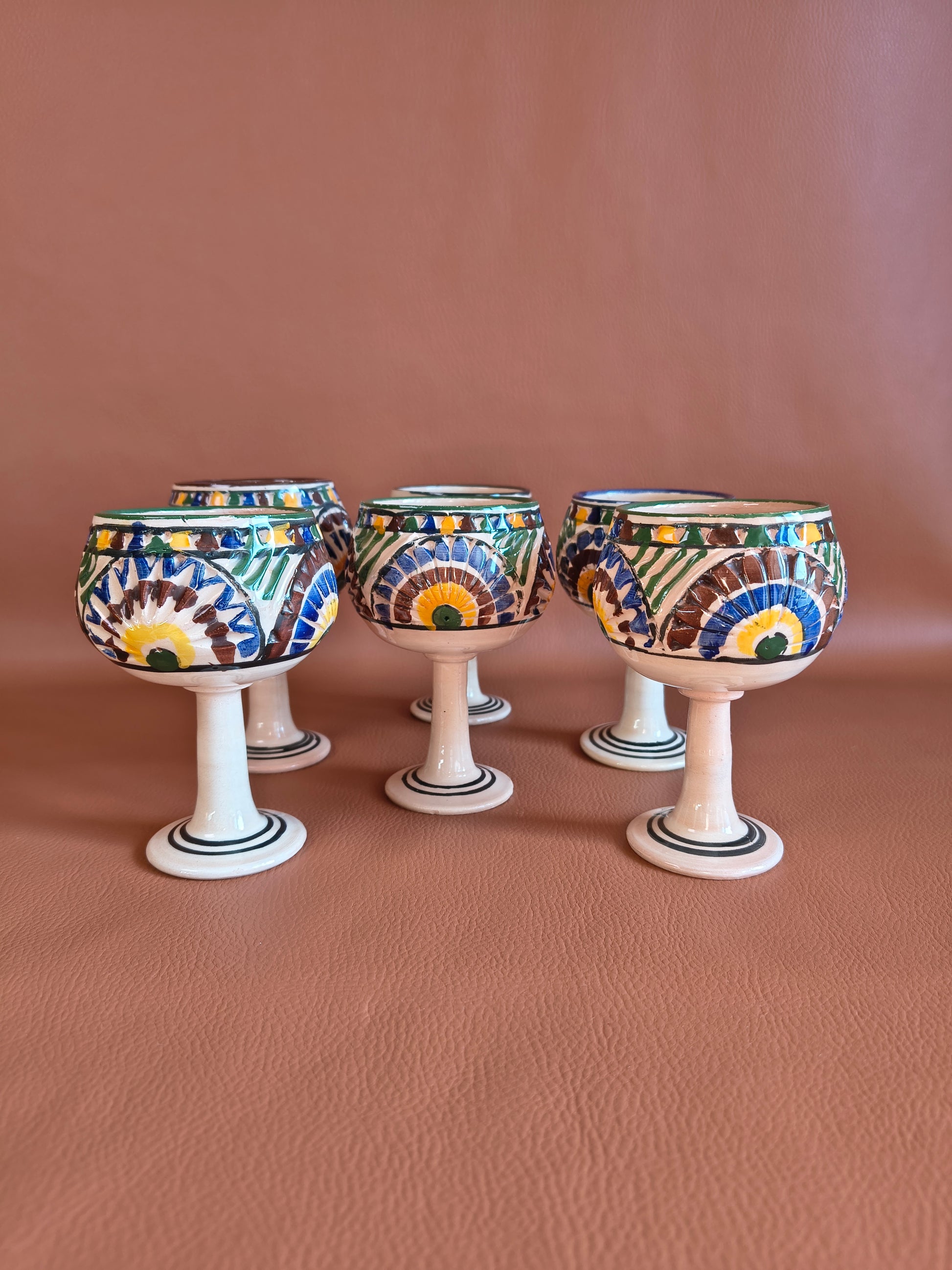 Coupes colorées en poterie artisanat du Maghreb