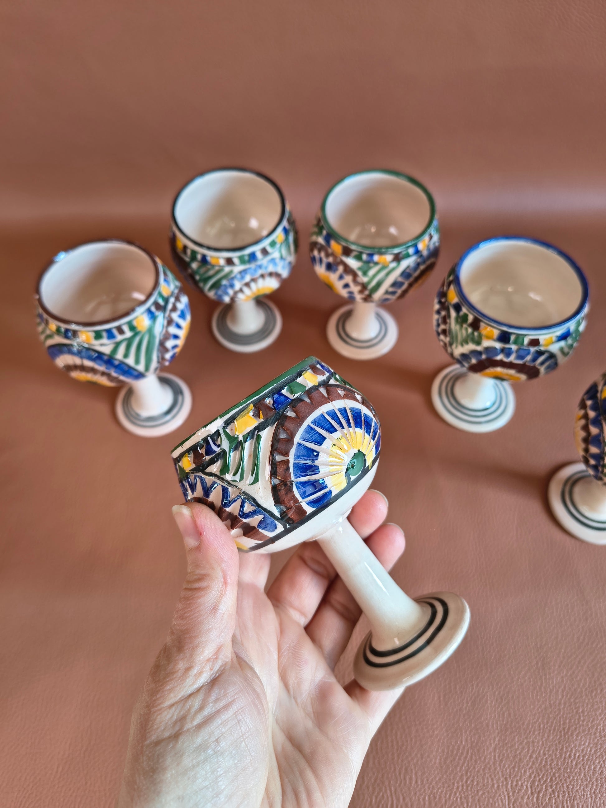 Coupes colorées en poterie artisanat du Maghreb