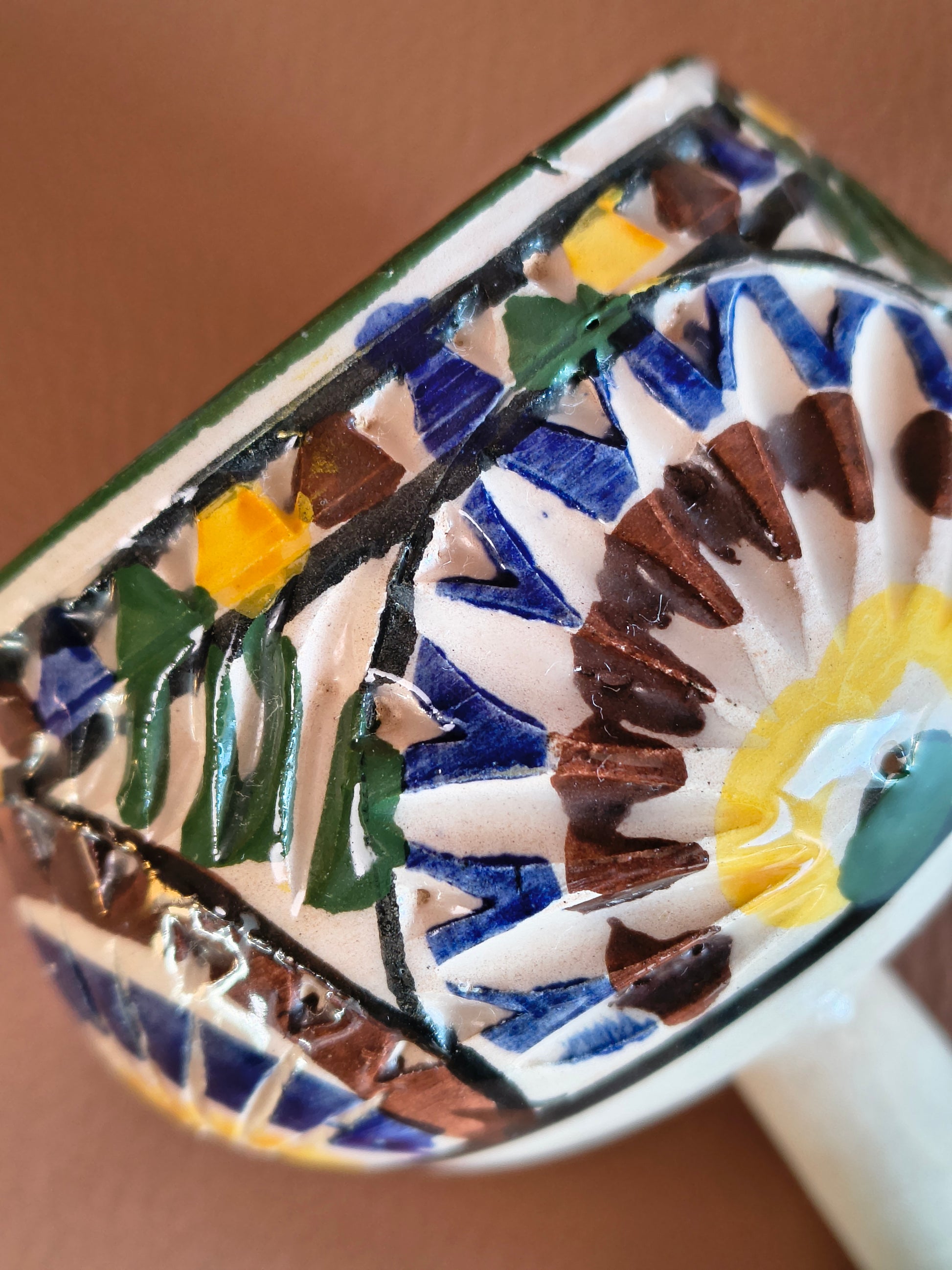 Coupes colorées en poterie artisanat du Maghreb