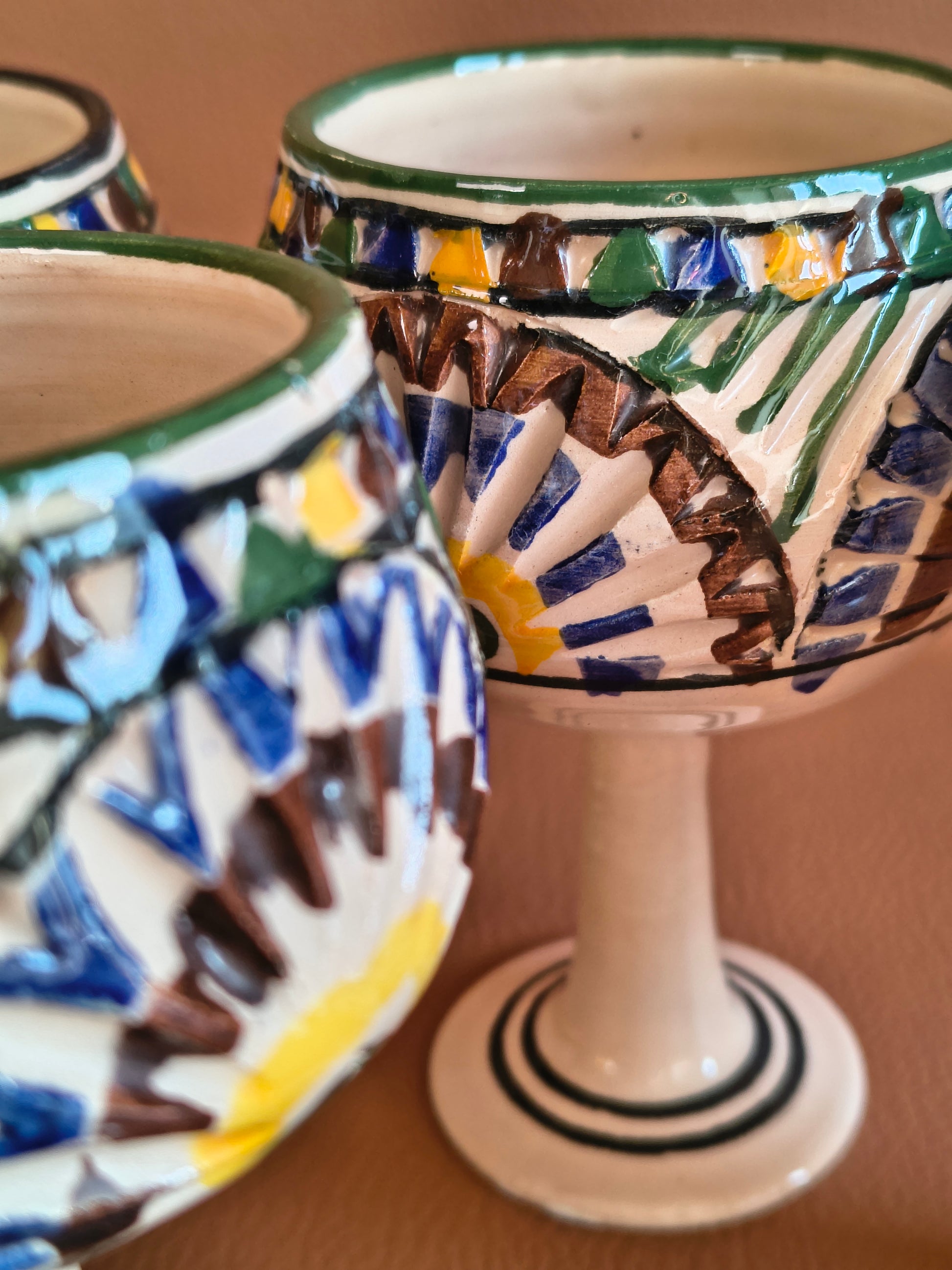 Coupes colorées en poterie artisanat du Maghreb