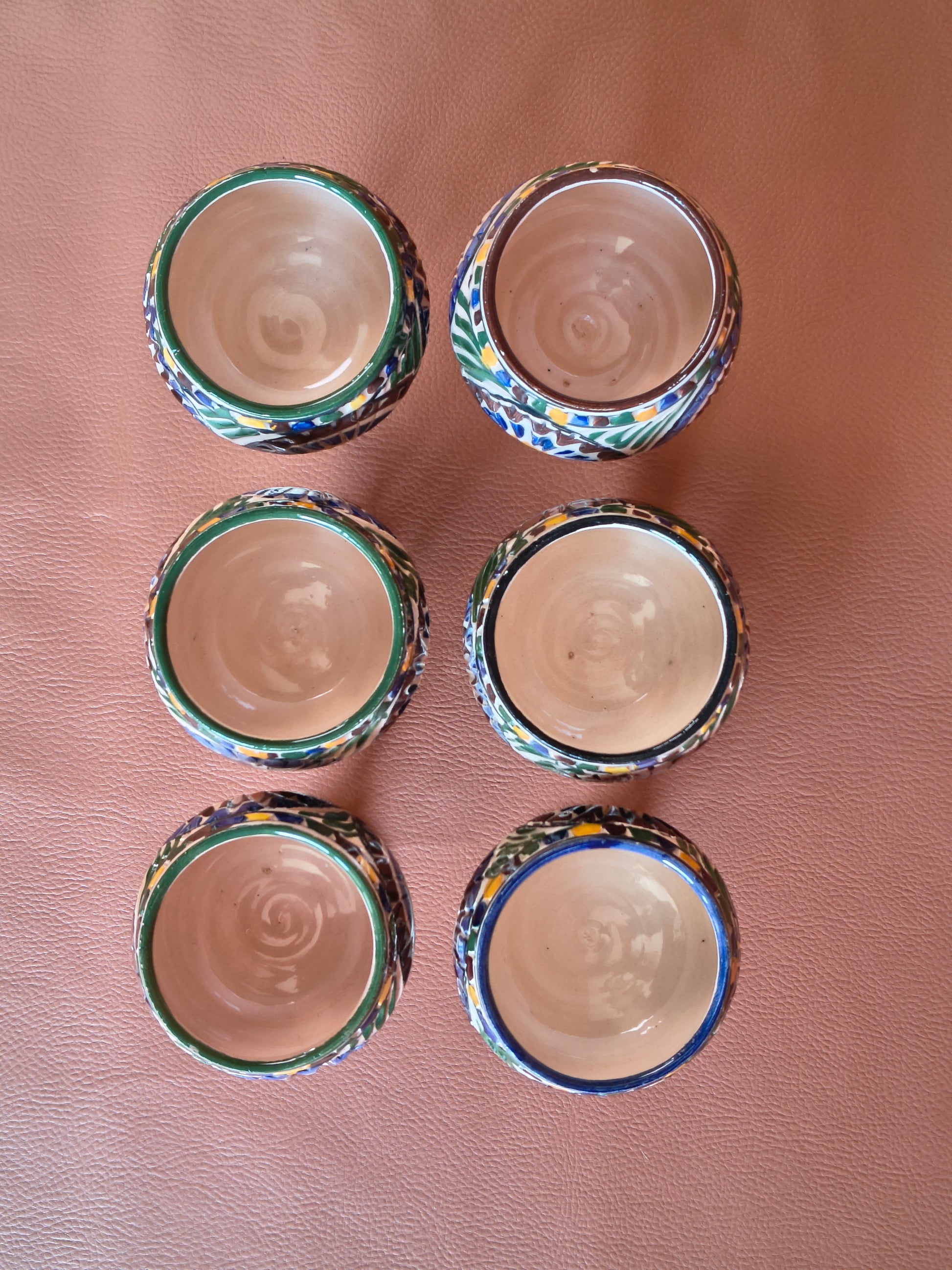 Coupes colorées en poterie artisanat du Maghreb