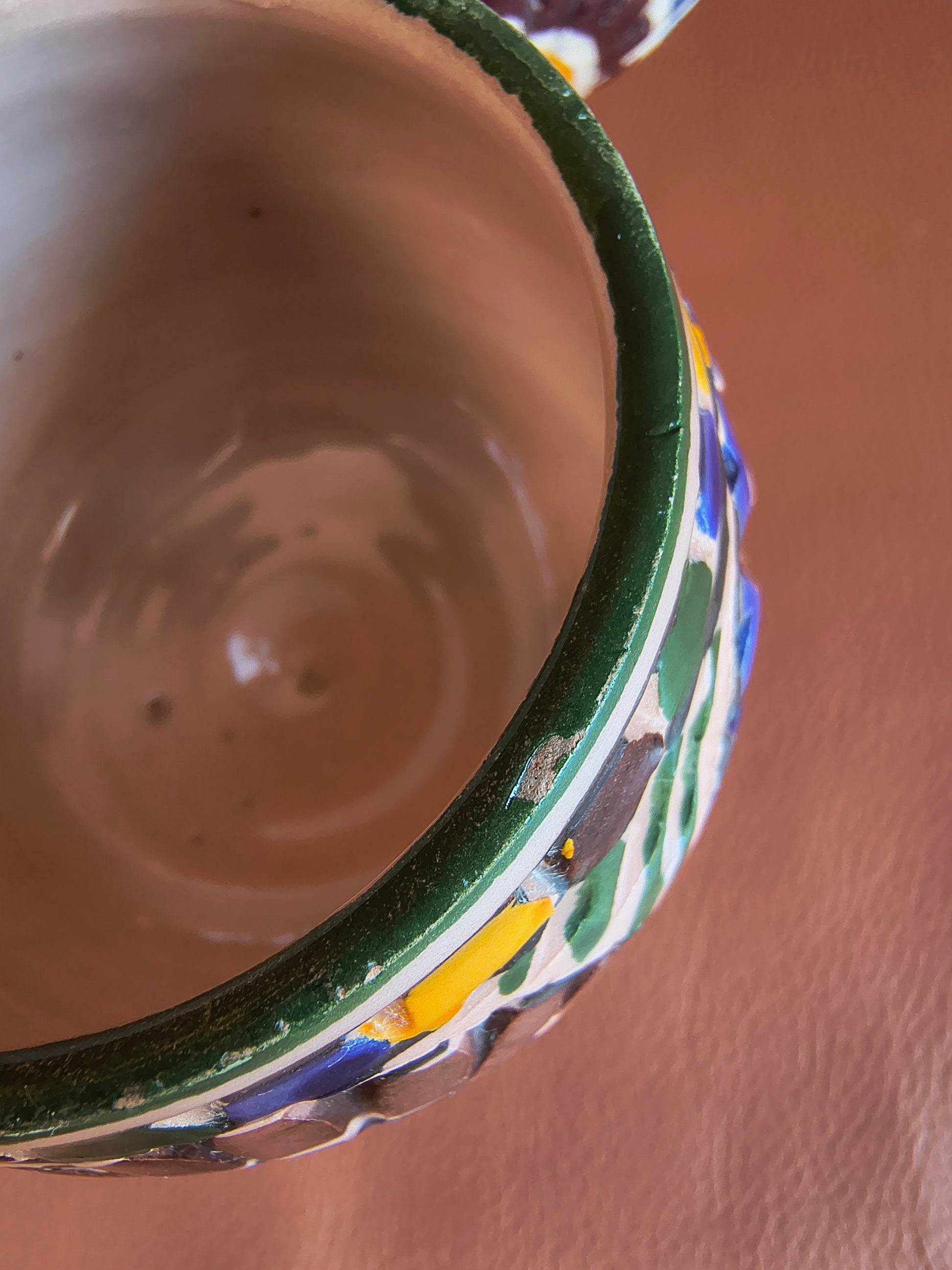Coupes colorées en poterie artisanat du Maghreb