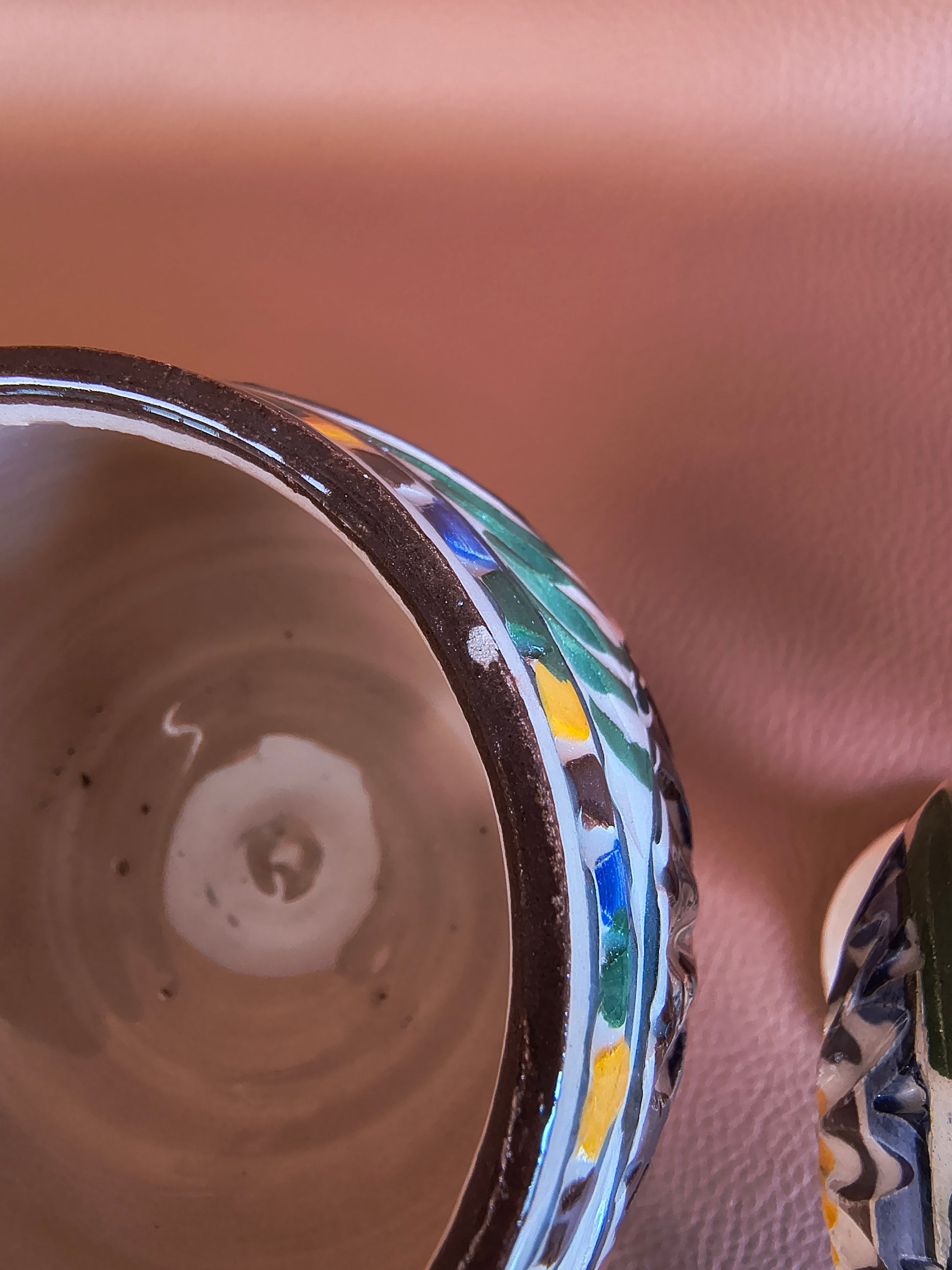 Coupes colorées en poterie artisanat du Maghreb