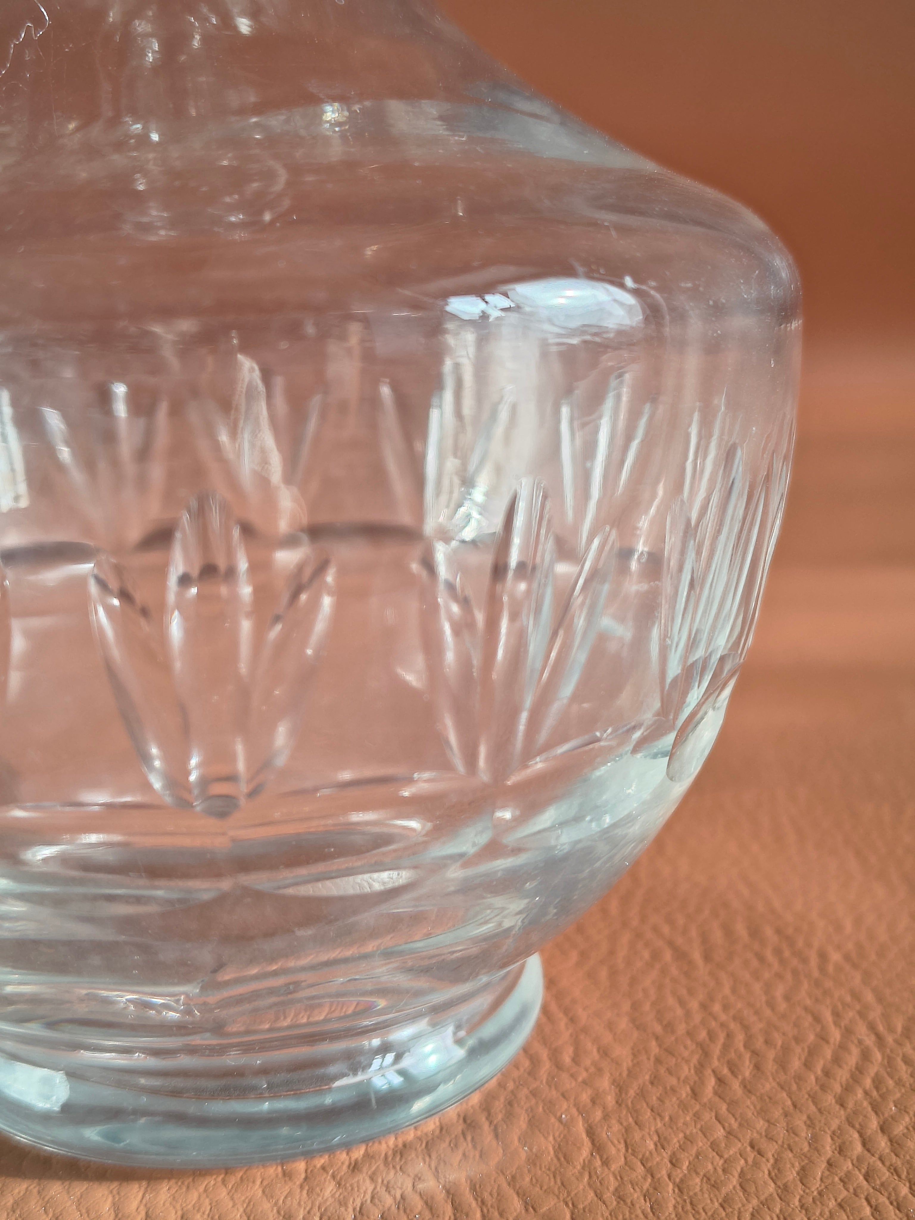 Carafe ancienne en verre gravée de palmettes