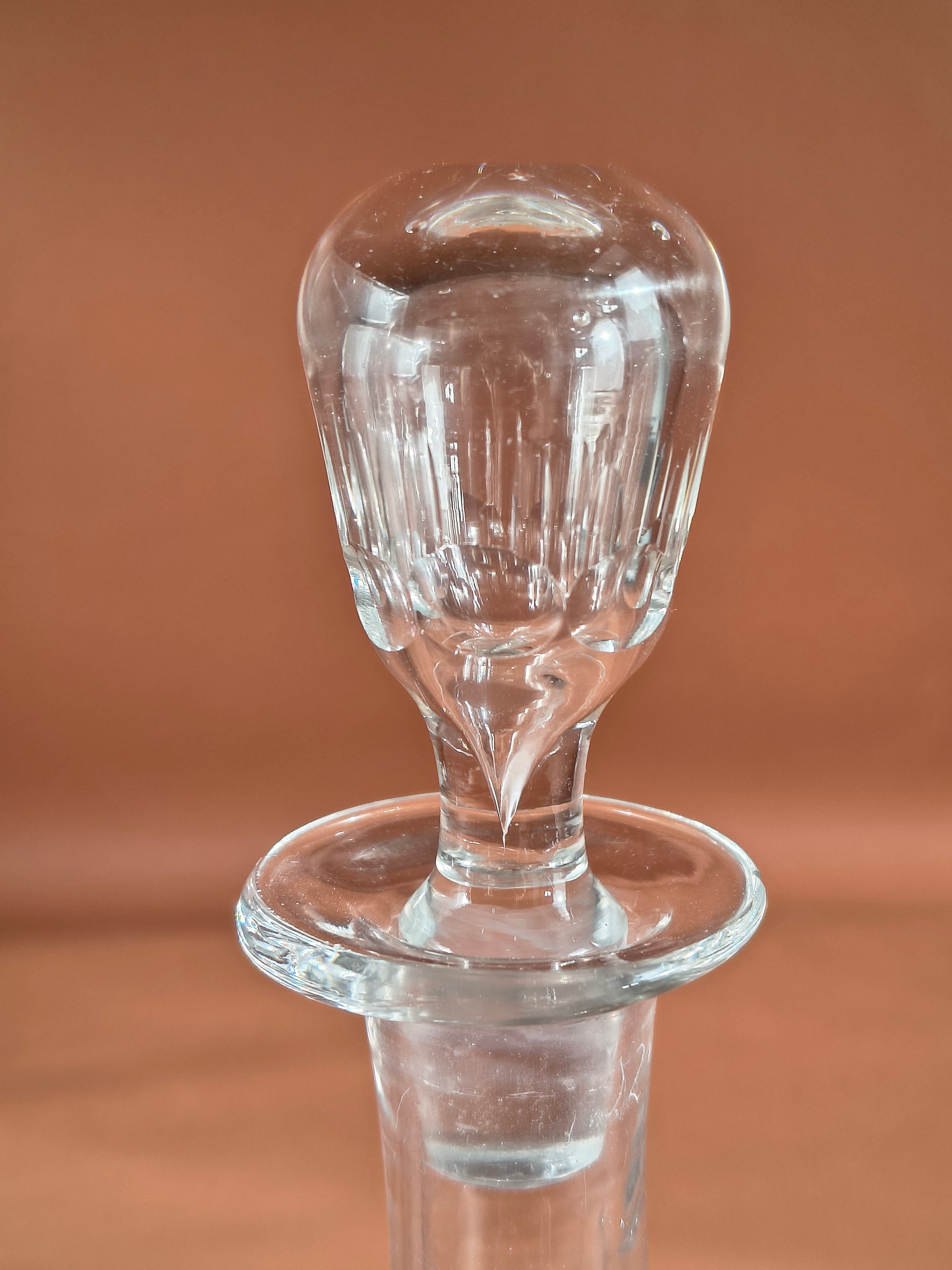 Carafe ancienne en verre gravée de palmettes