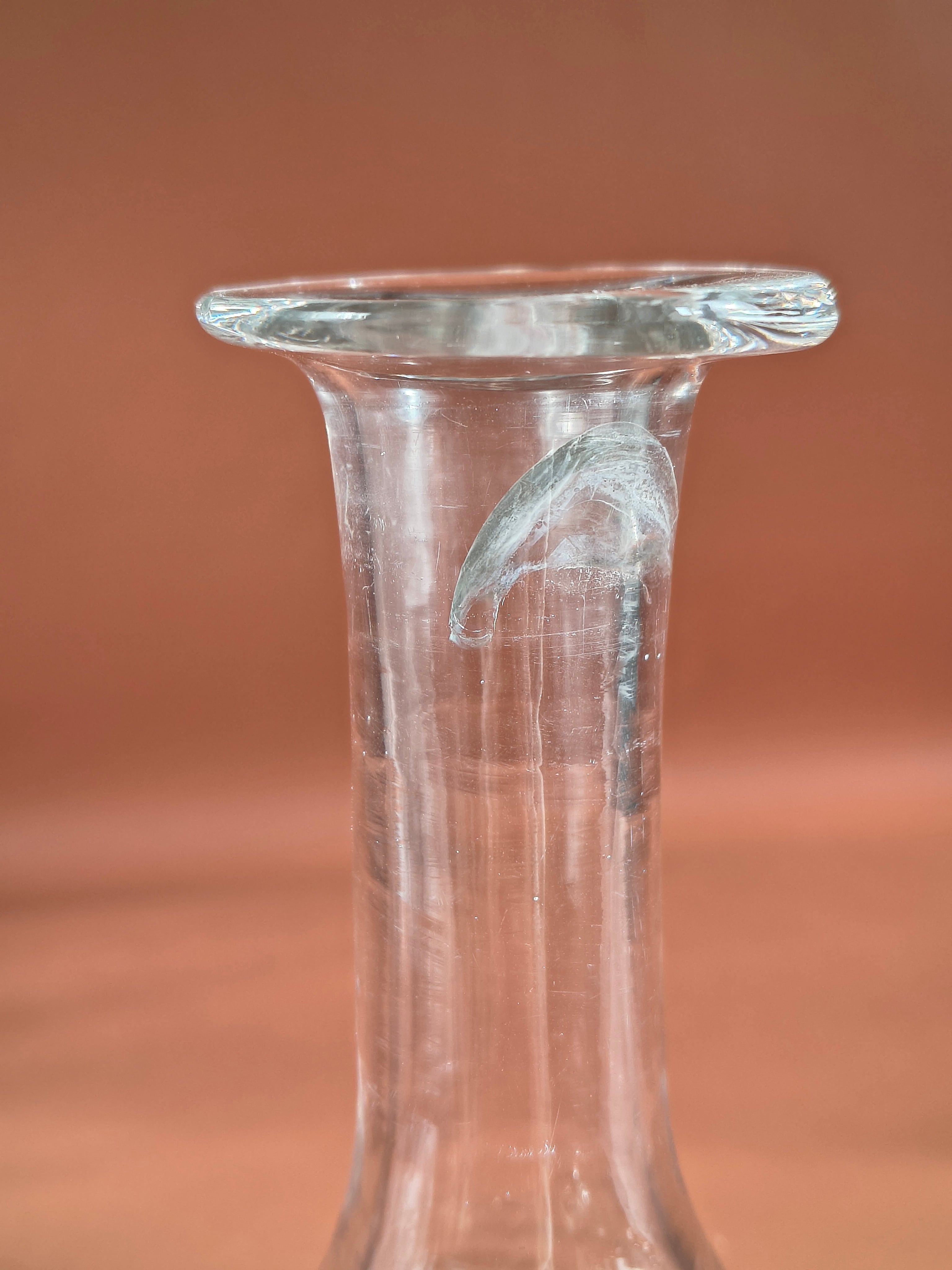 Carafe ancienne en verre gravée de palmettes