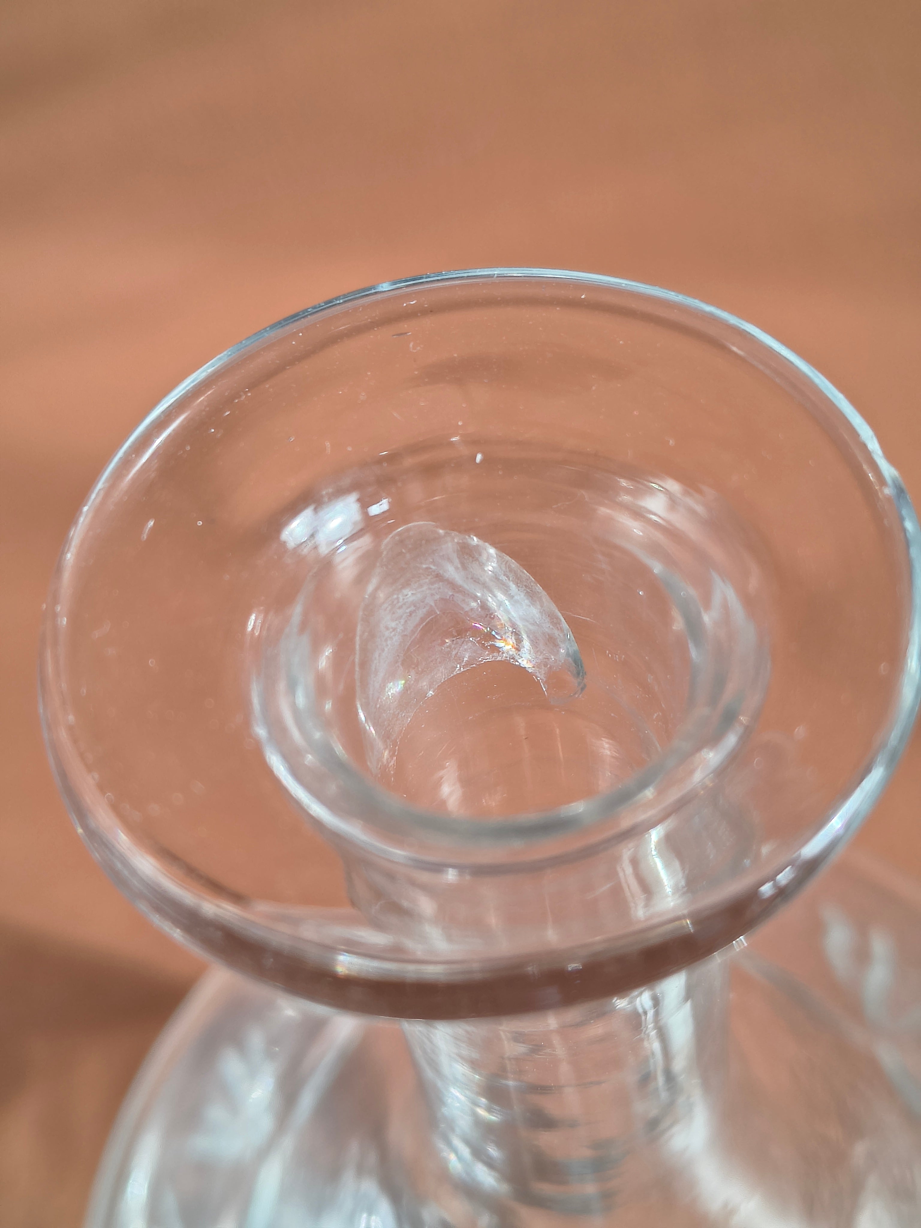 Carafe ancienne en verre gravée de palmettes