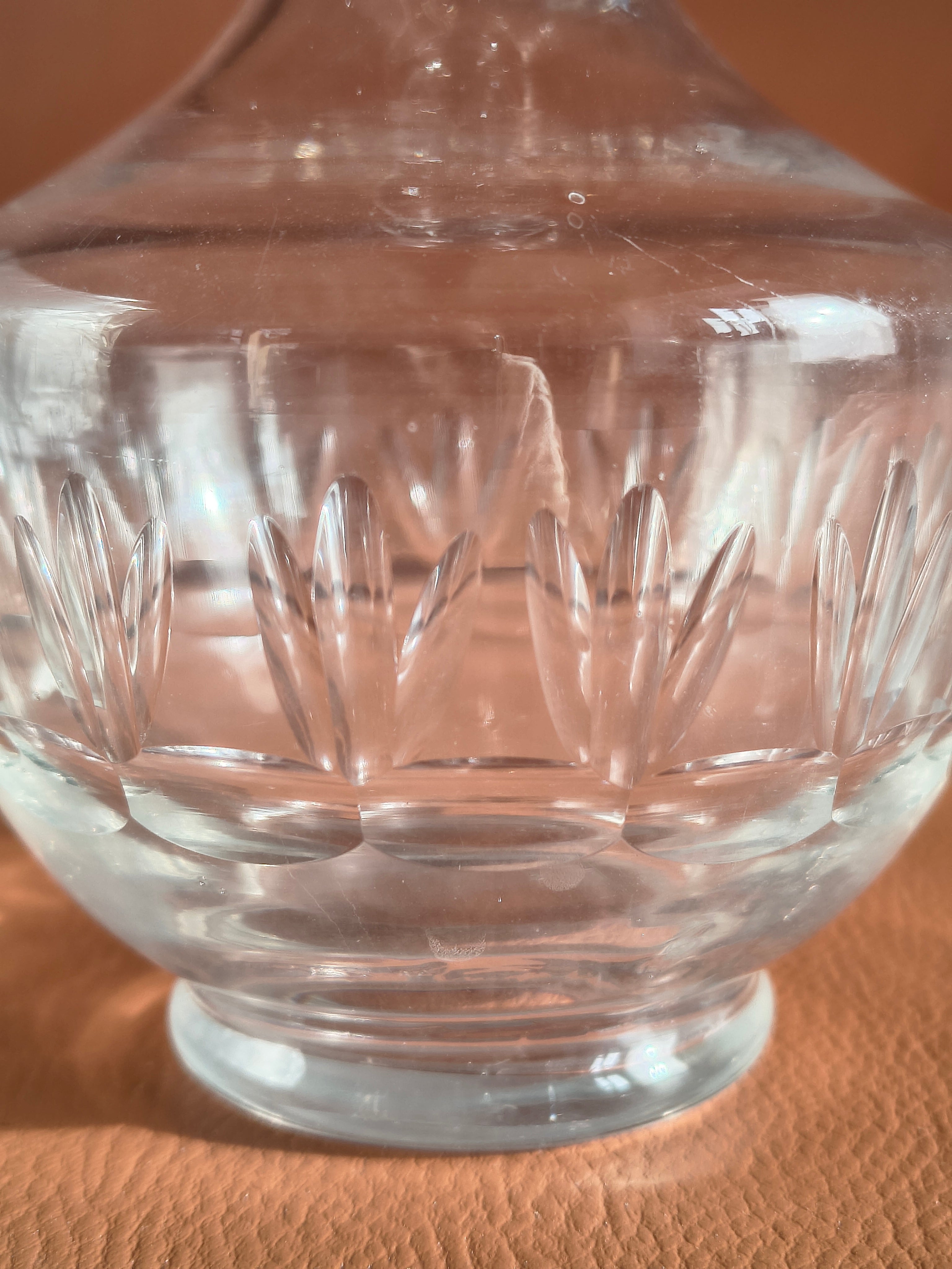 Carafe ancienne en verre gravée de palmettes