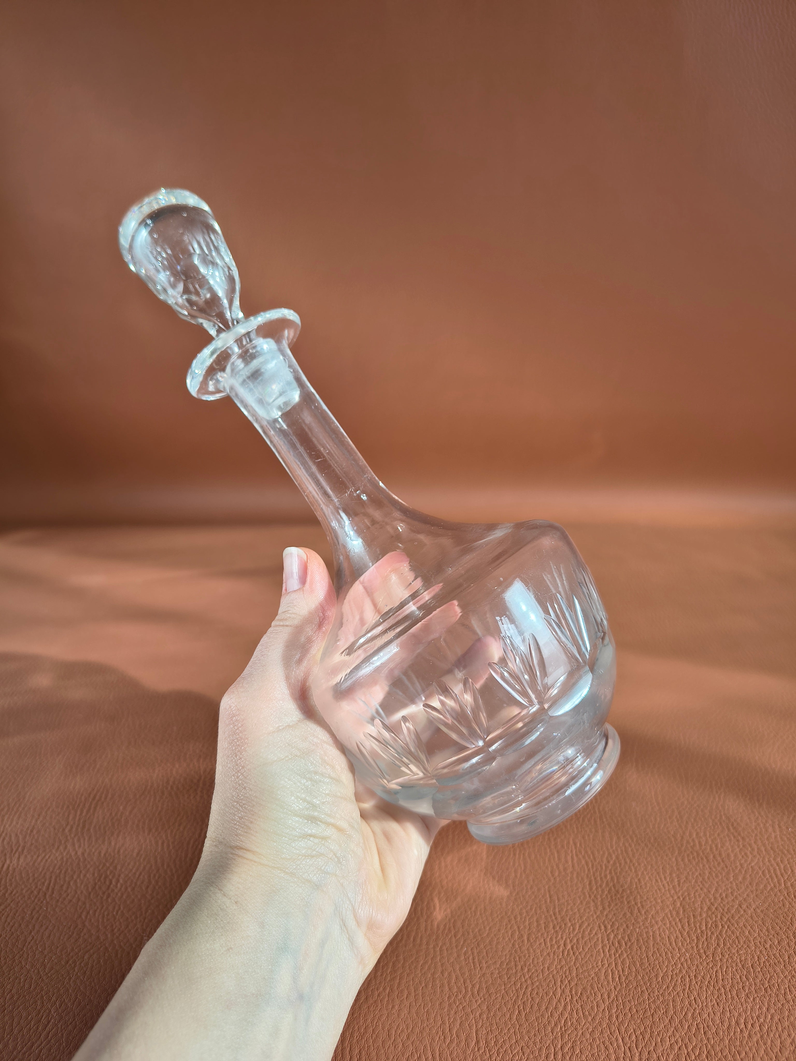 Carafe ancienne en verre gravée de palmettes