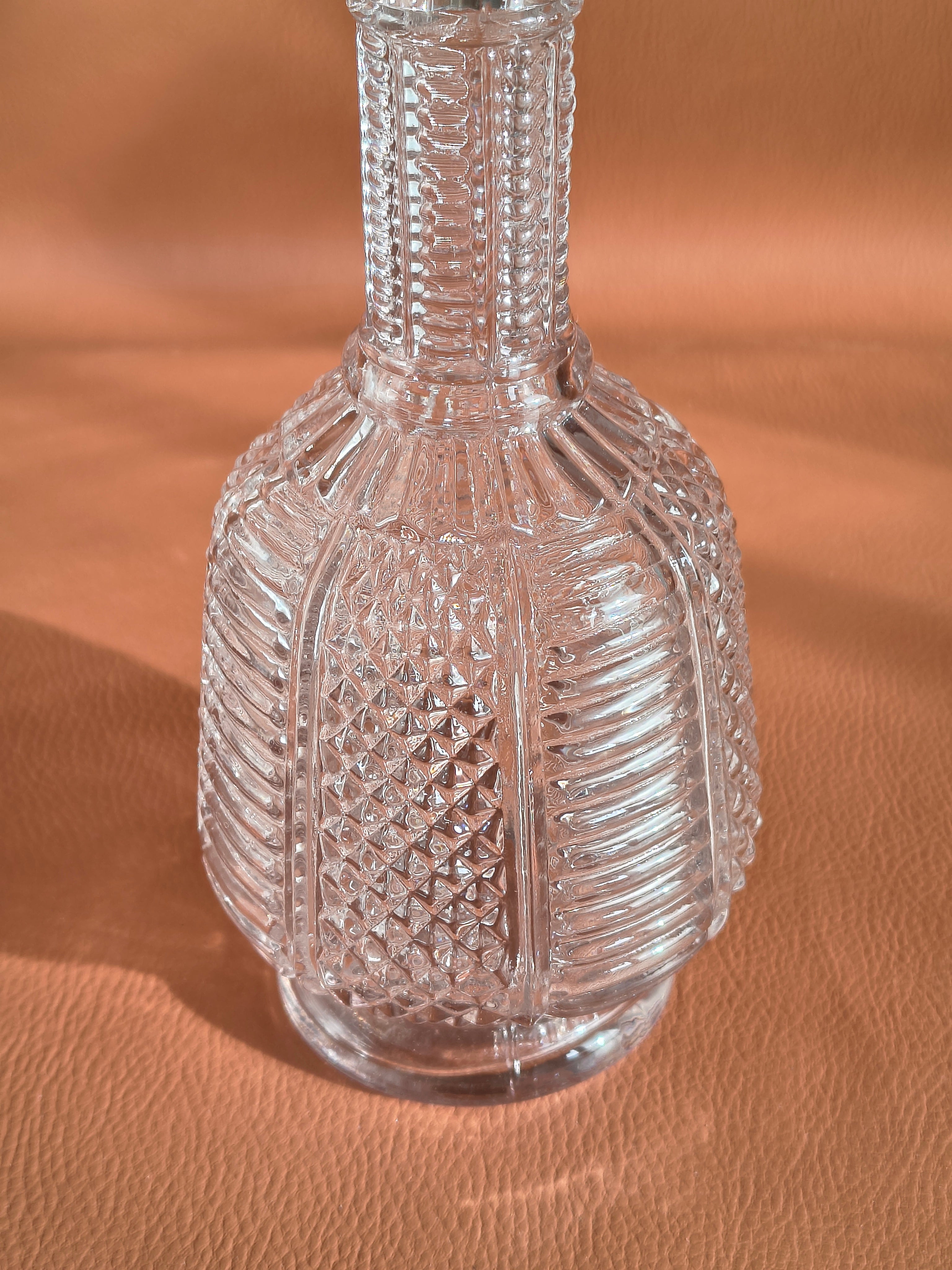 Carafe ancienne en verre ouvragé motifs diamants