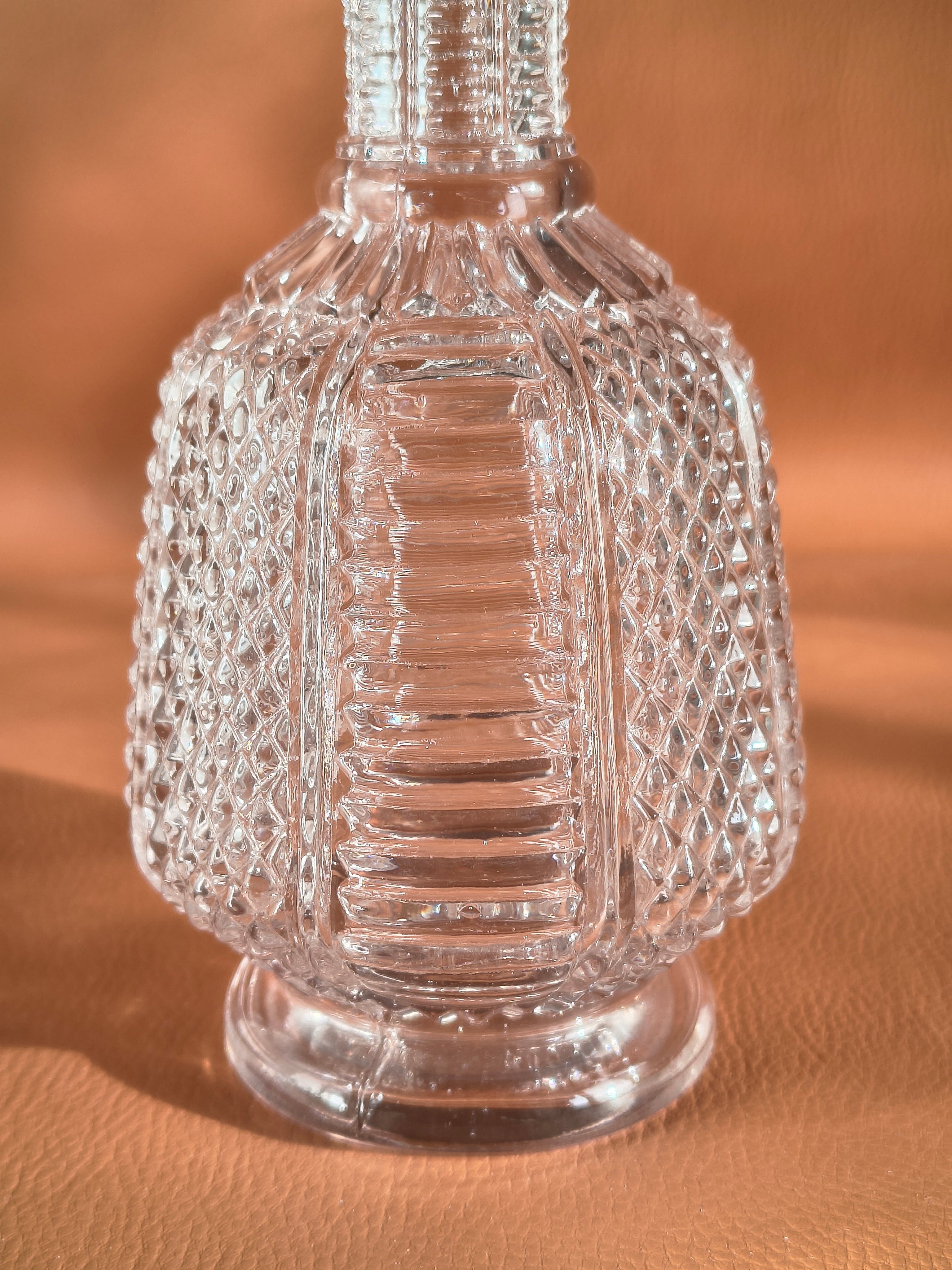 Carafe ancienne en verre ouvragé motifs diamants