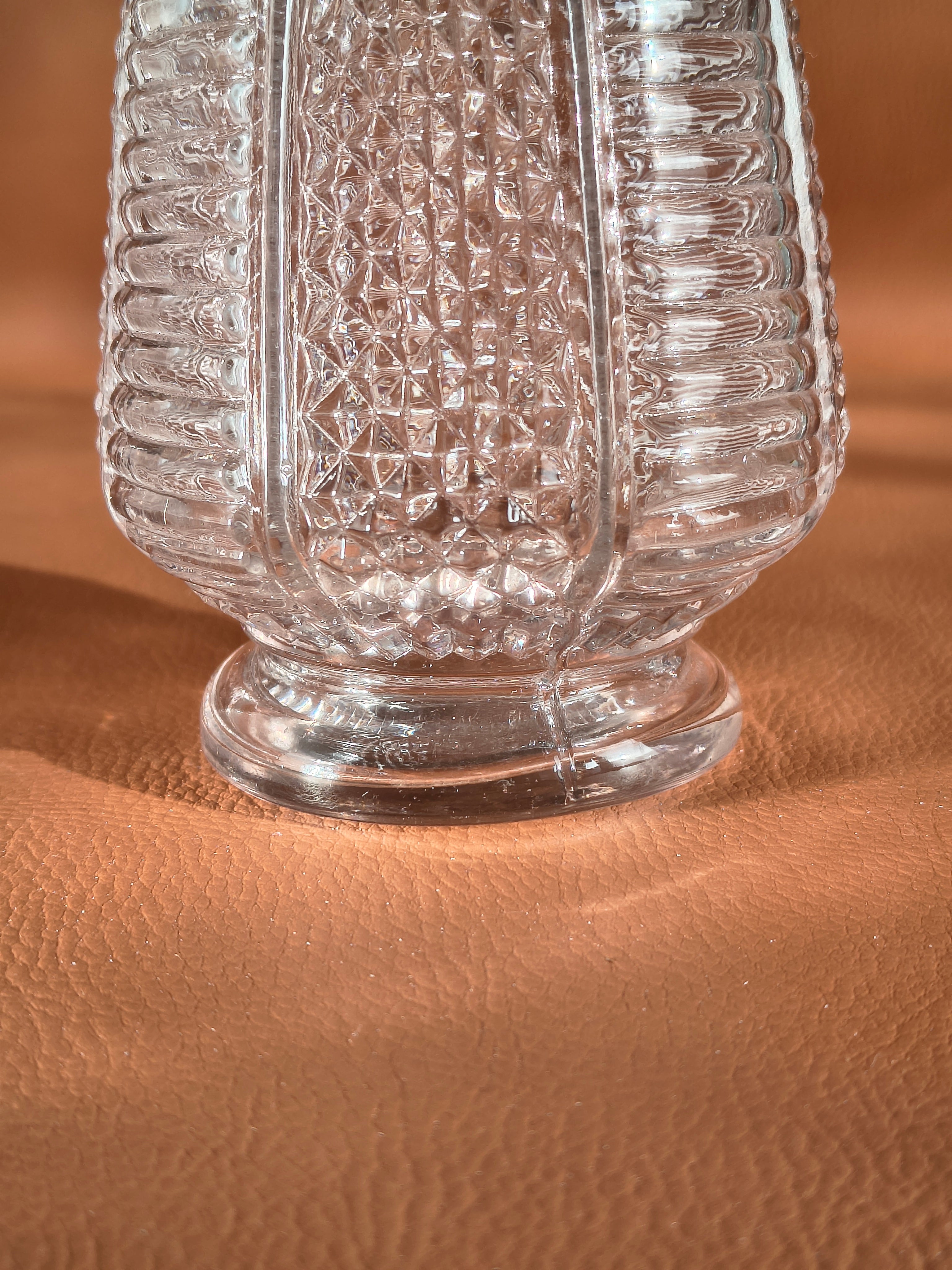 Carafe ancienne en verre ouvragé motifs diamants