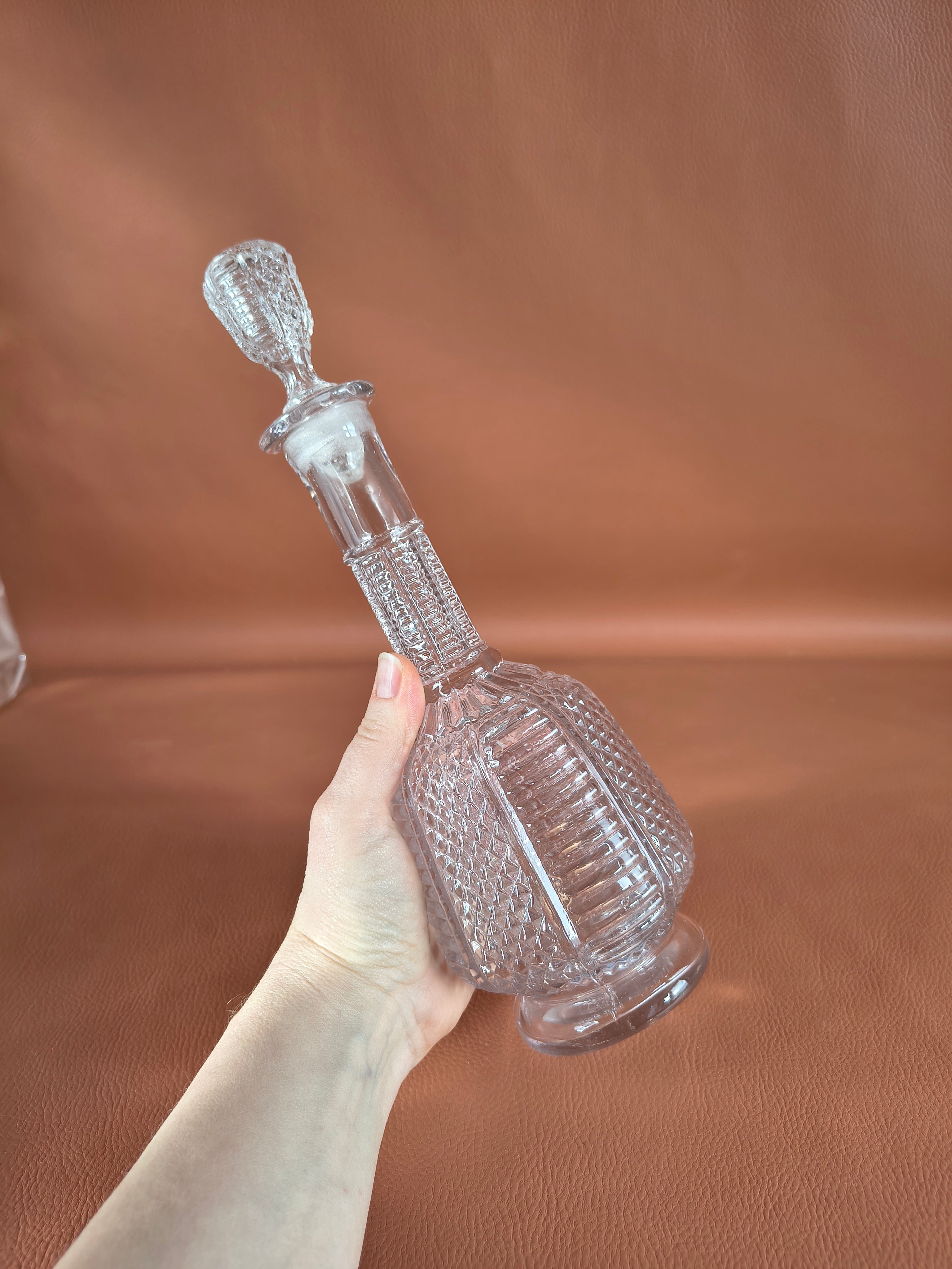 Carafe ancienne en verre ouvragé motifs diamants