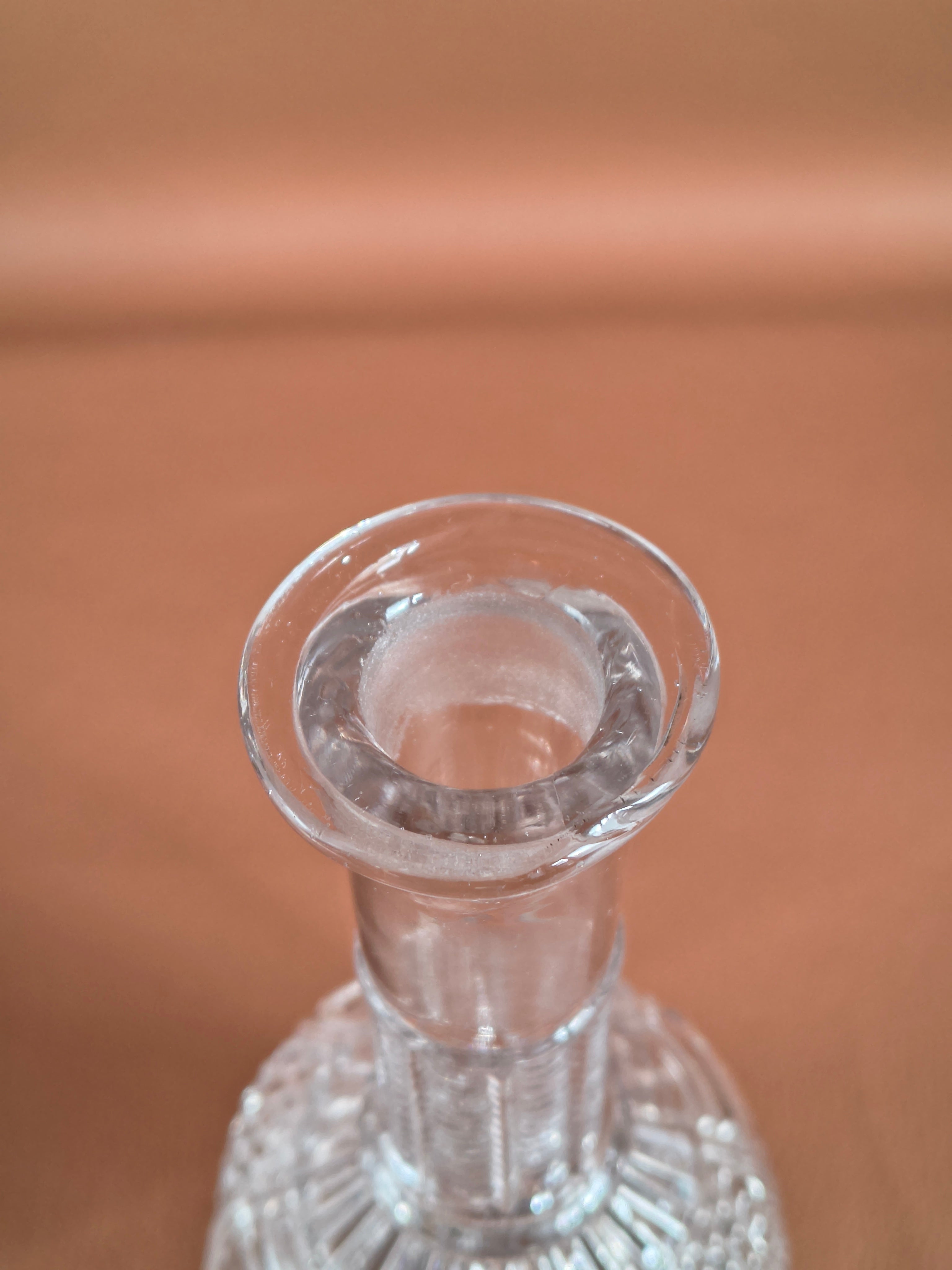 Carafe ancienne en verre ouvragé motifs diamants