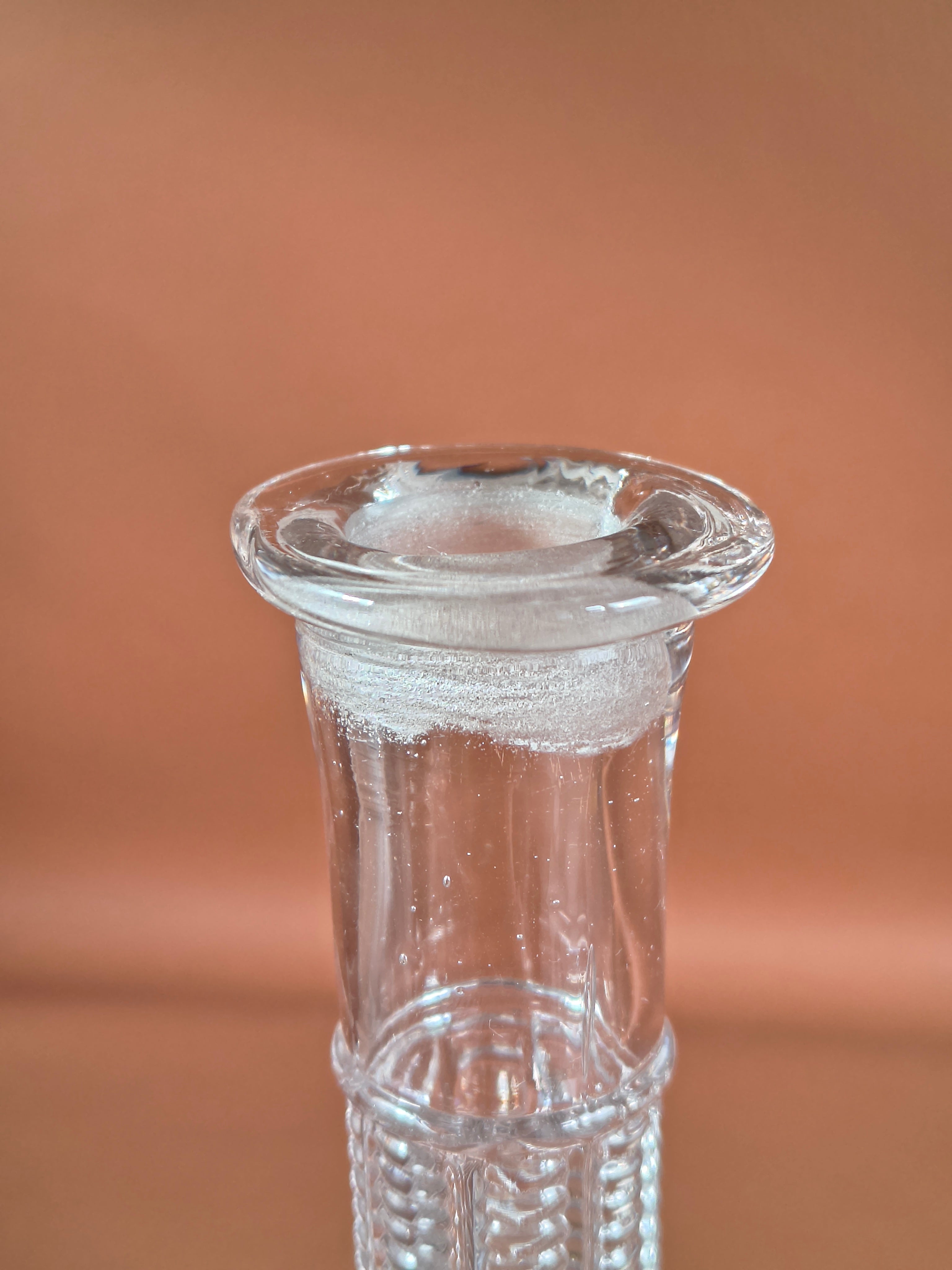 Carafe ancienne en verre ouvragé motifs diamants