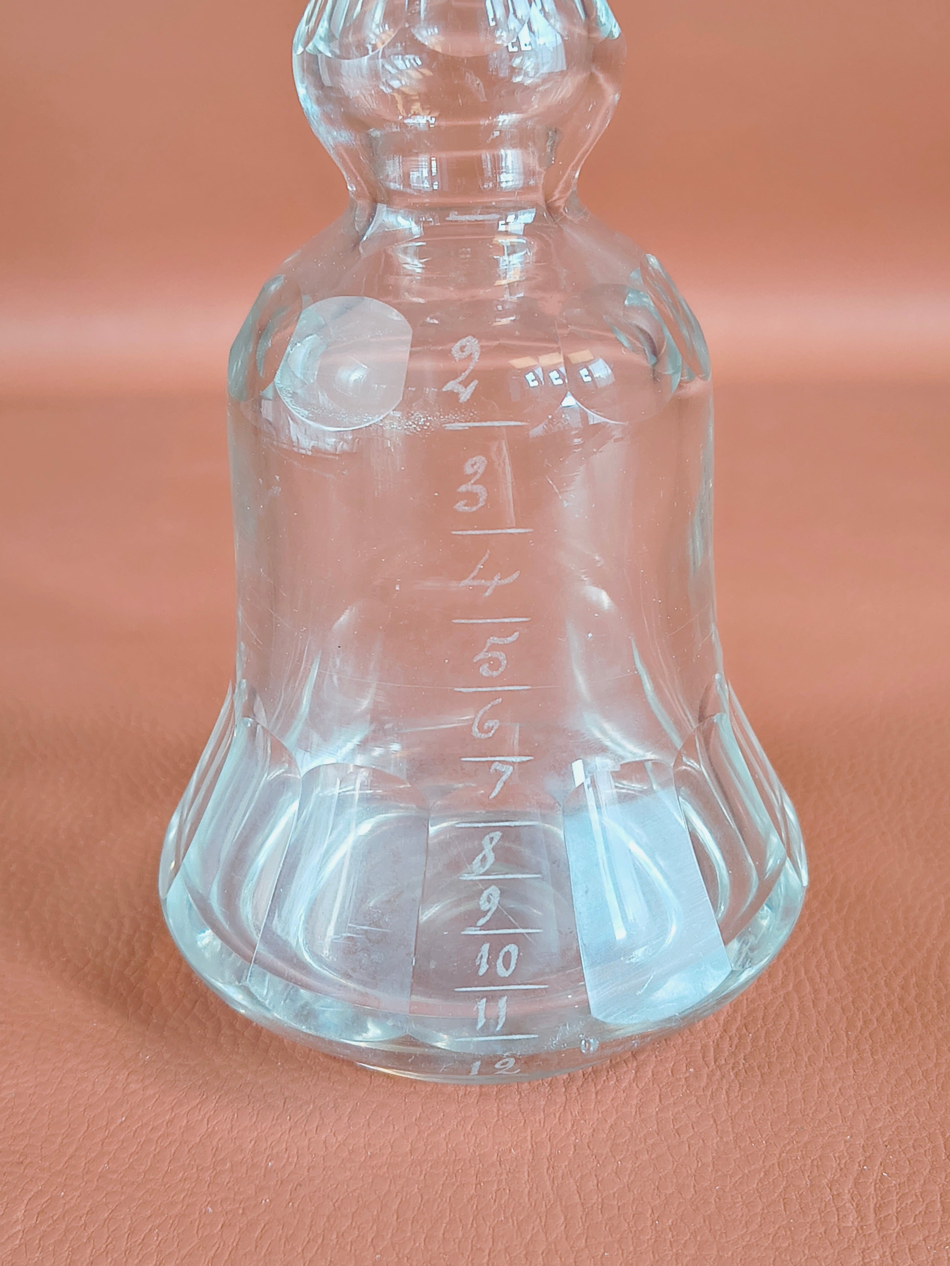Ancienne carafe à liqueur graduée en verre