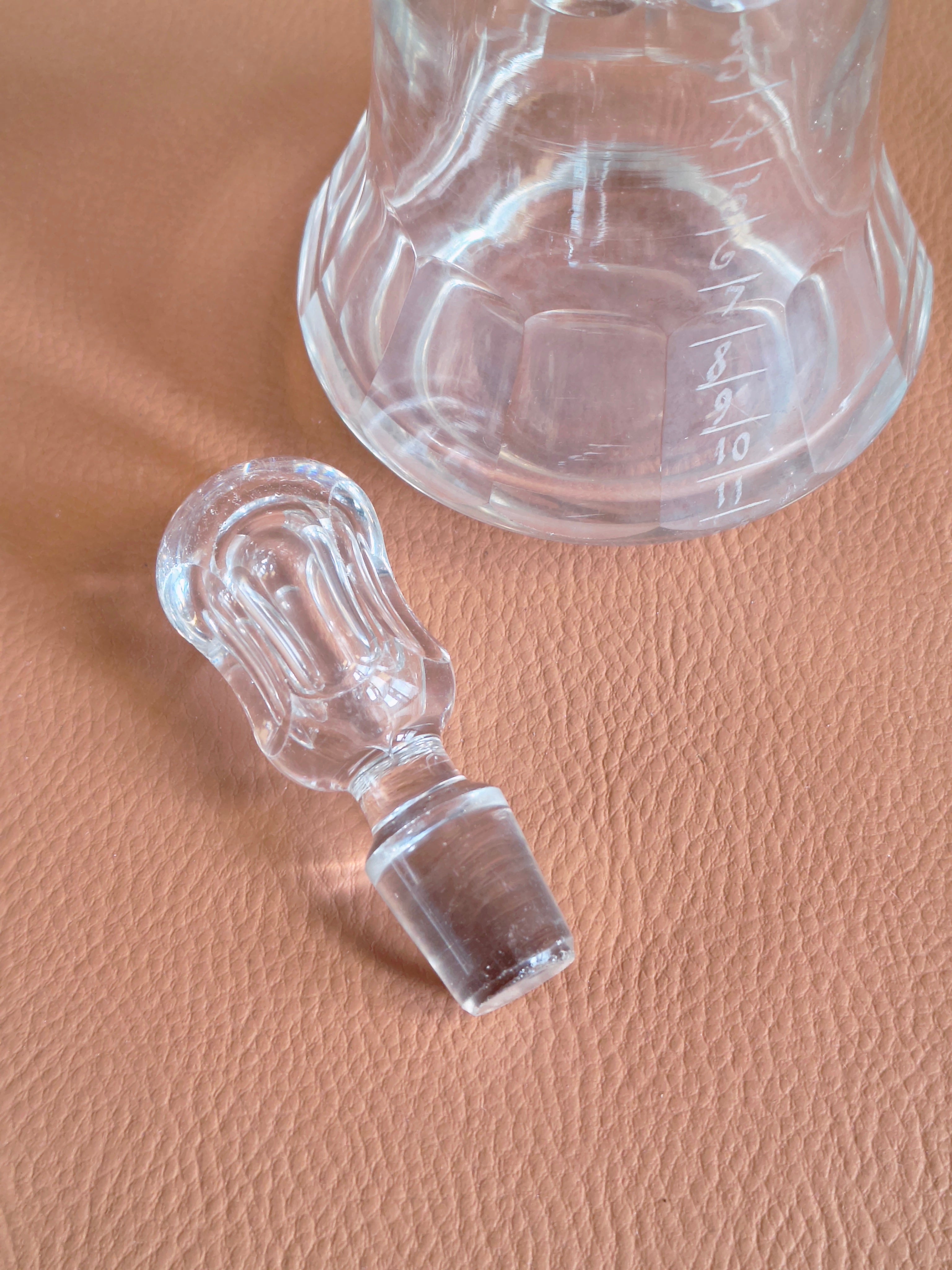 Ancienne carafe à liqueur graduée en verre