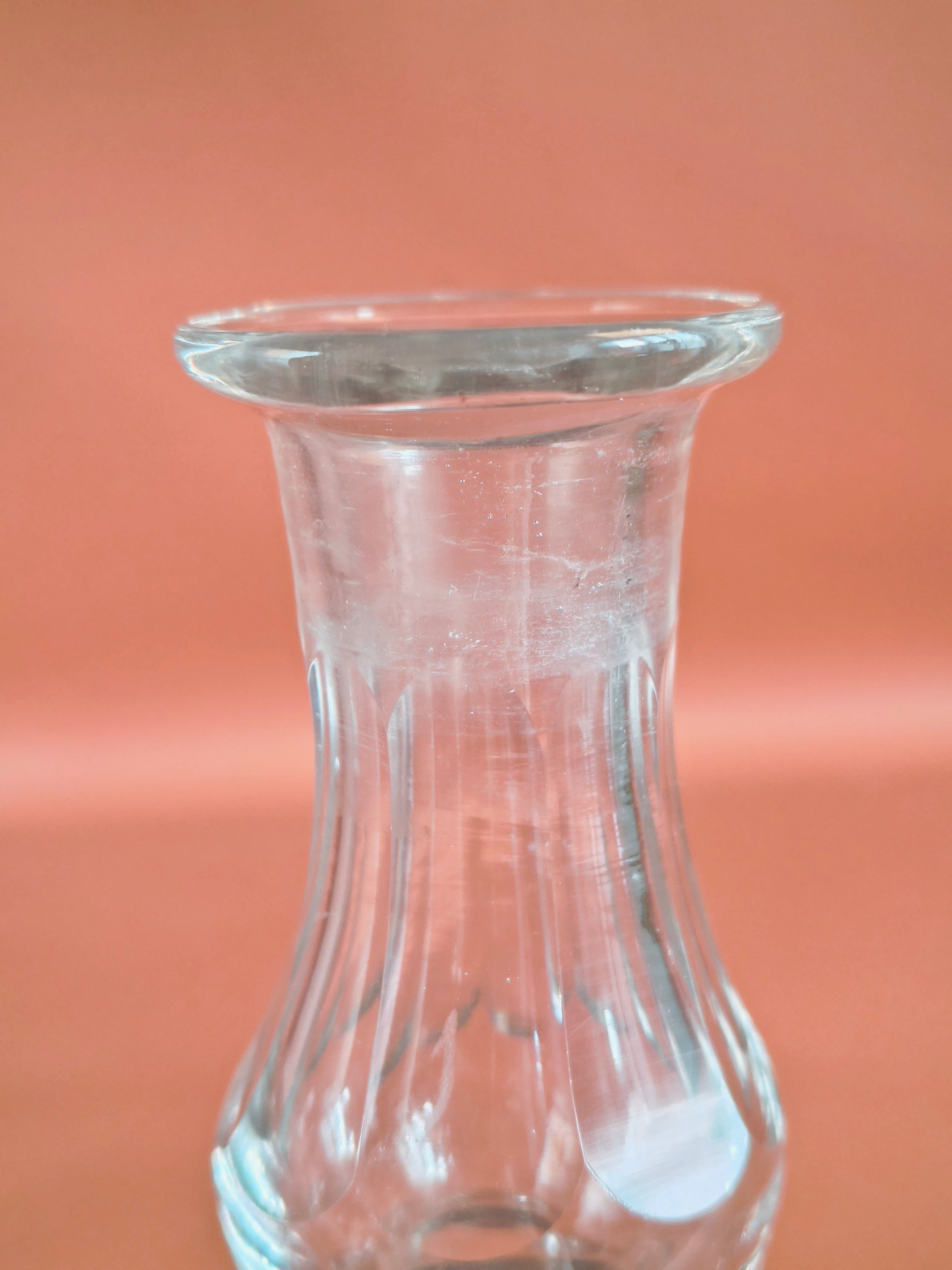 Ancienne carafe à liqueur graduée en verre