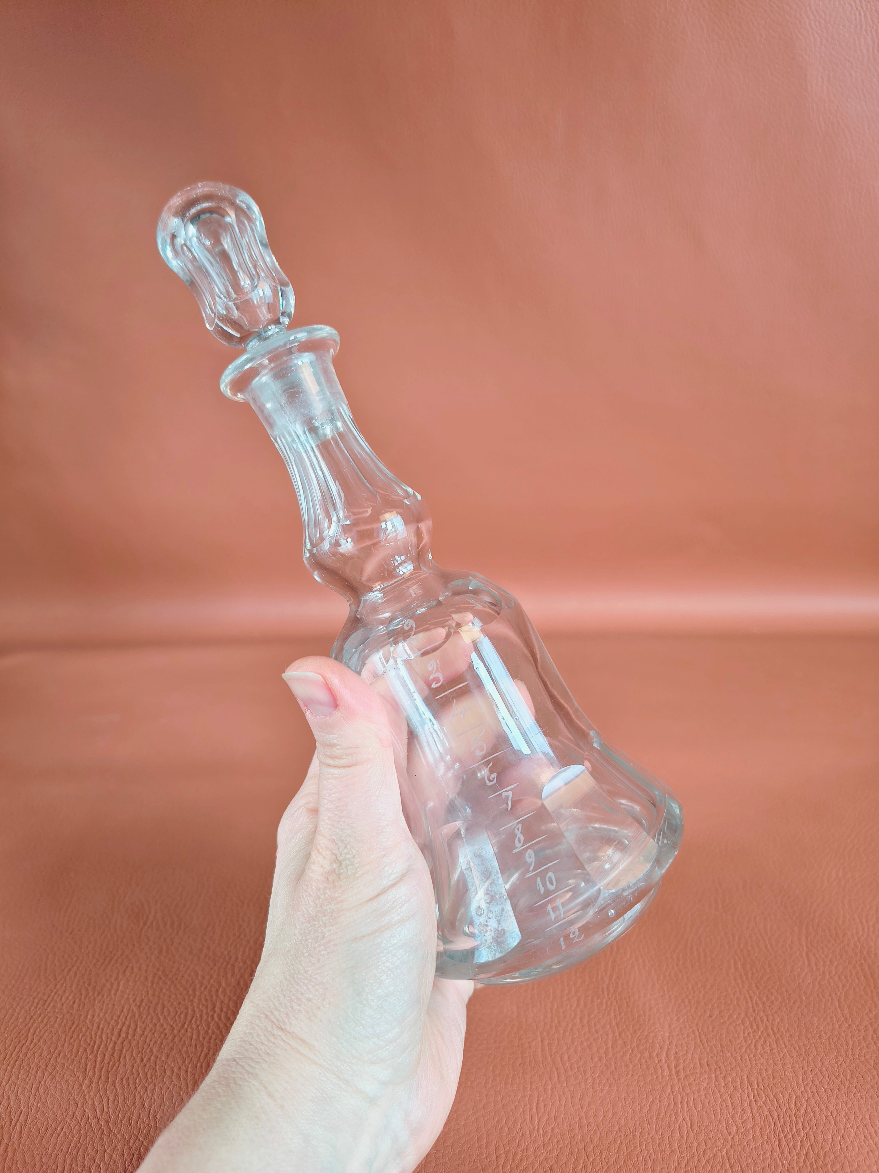 Ancienne carafe à liqueur graduée en verre