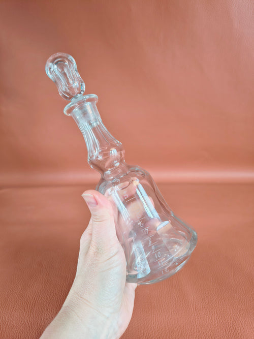 Ancienne carafe à liqueur graduée en verre
