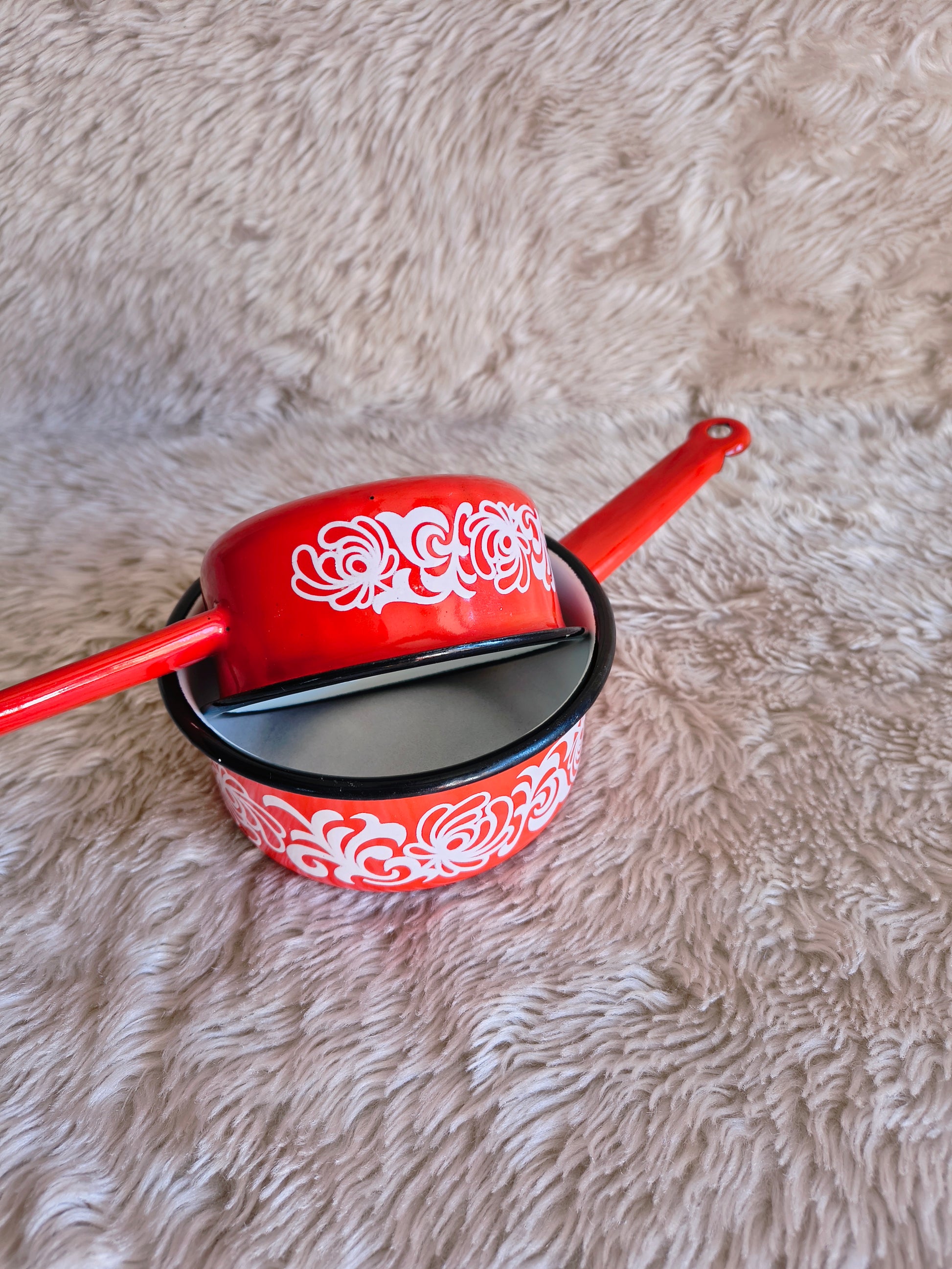 Casseroles vintage en métal émaillé rouge