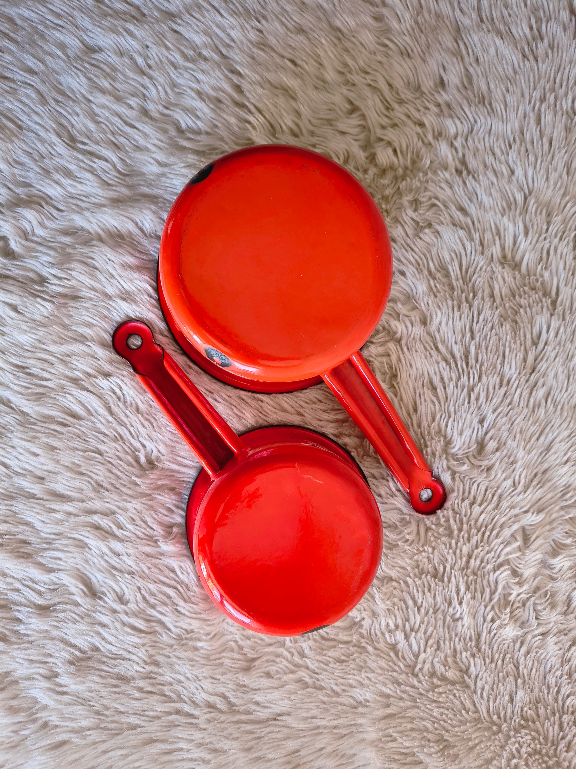 Casseroles vintage en métal émaillé rouge