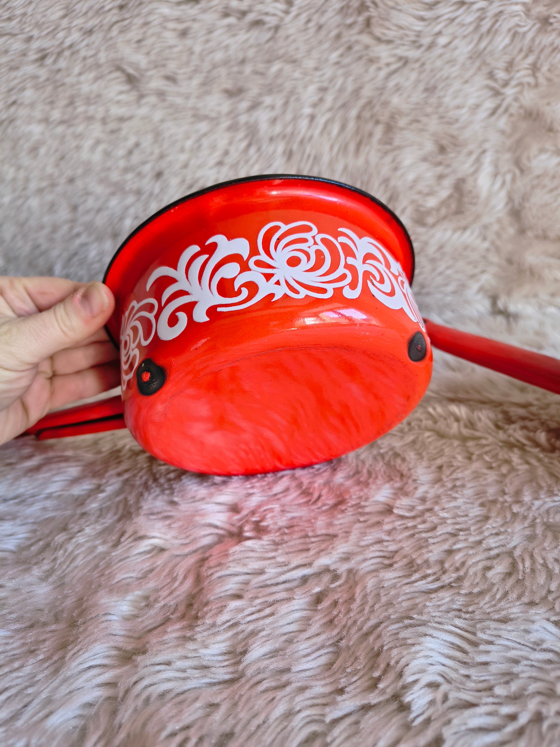 Casseroles vintage en métal émaillé rouge