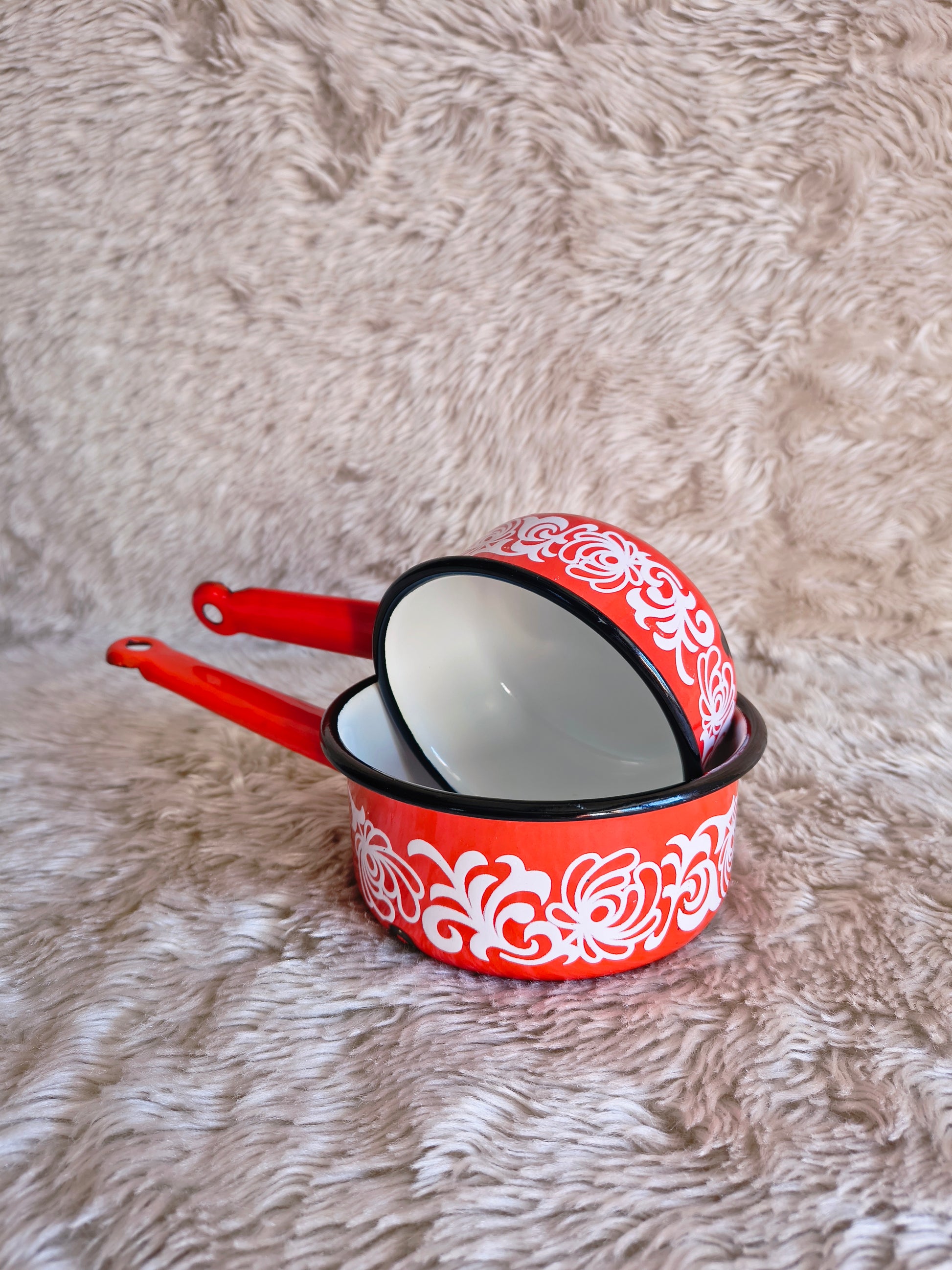 Casseroles vintage en métal émaillé rouge