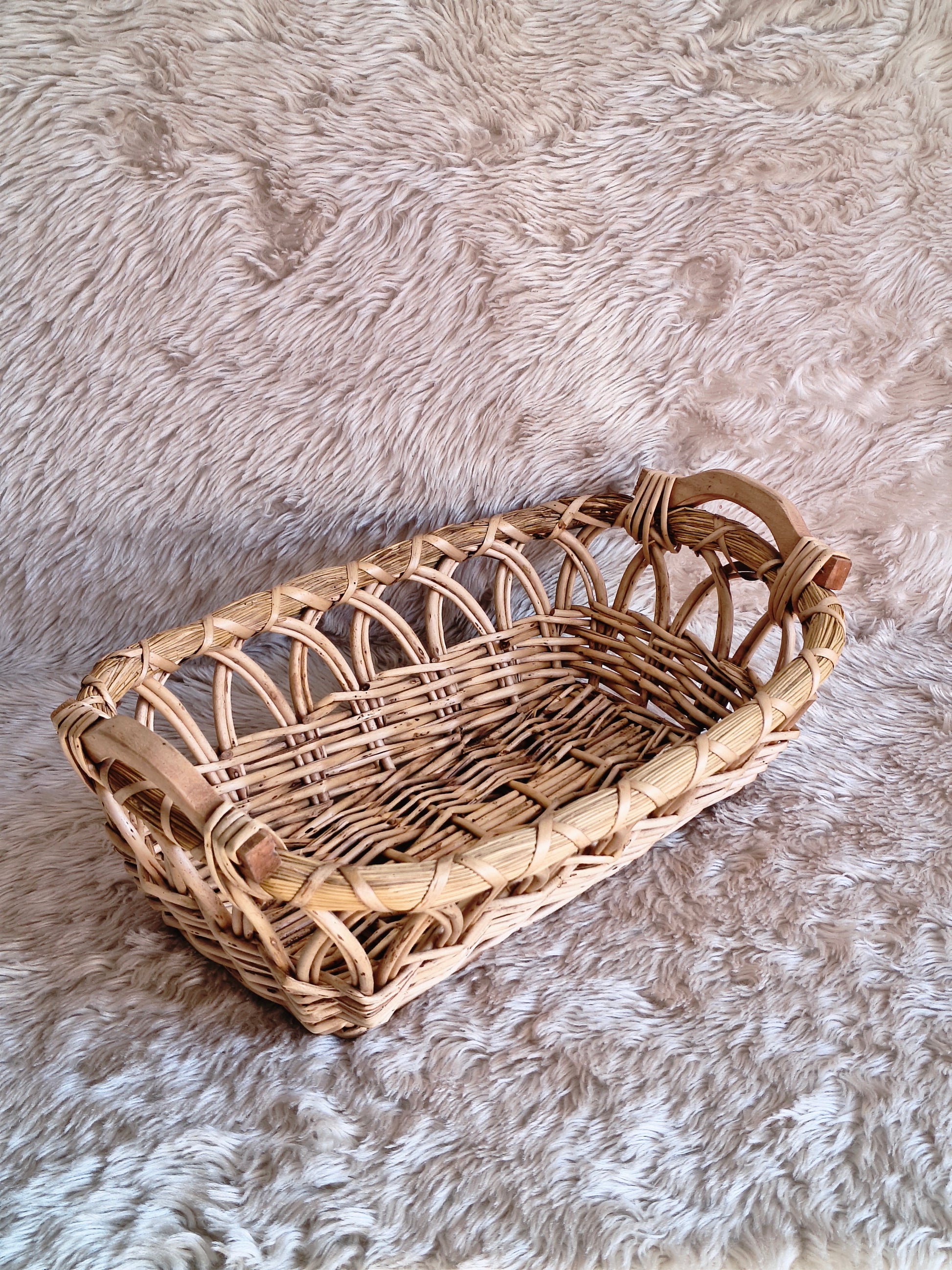 Panier en paille et rotin rustique clair