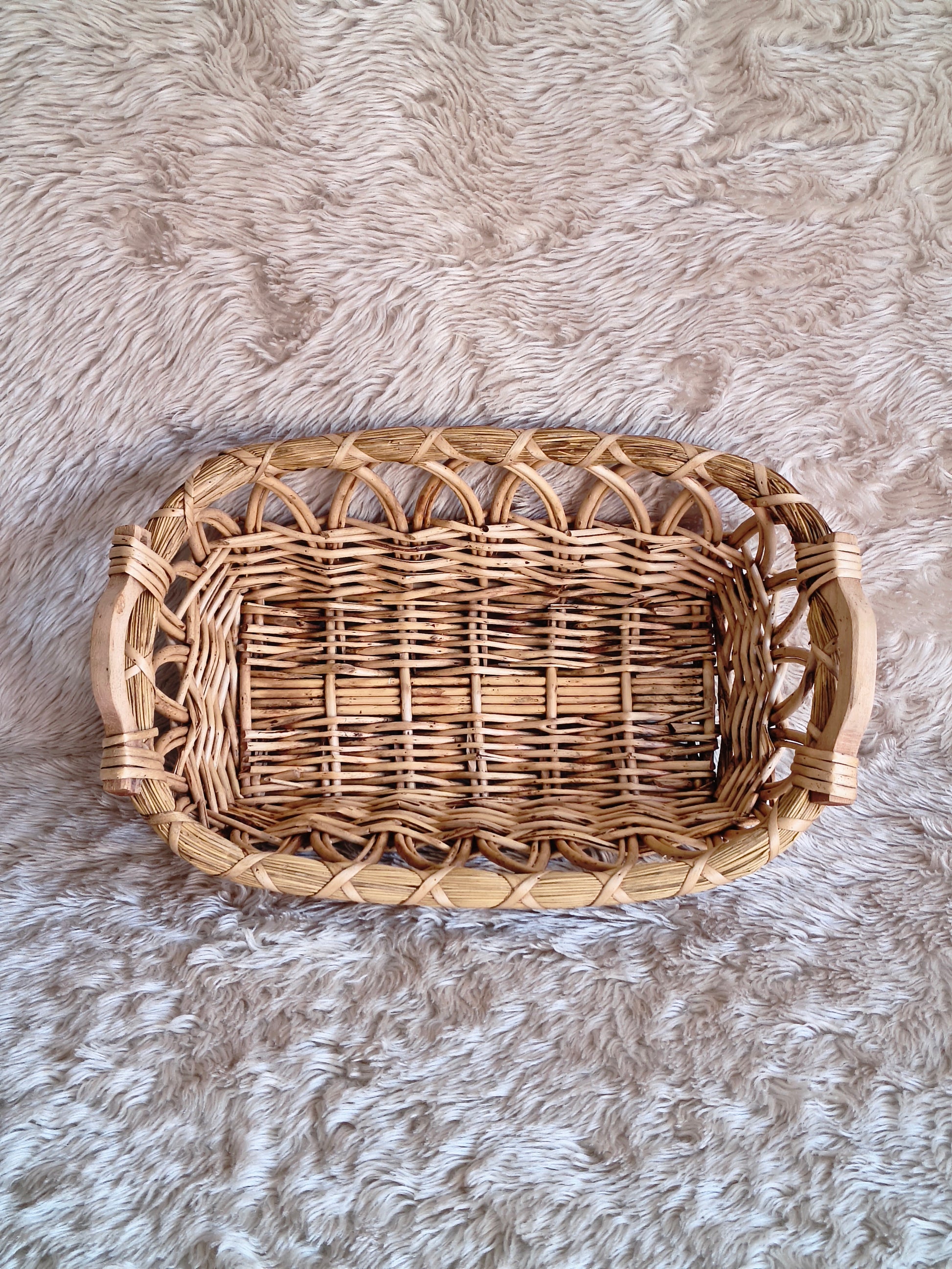Panier en paille et rotin rustique clair