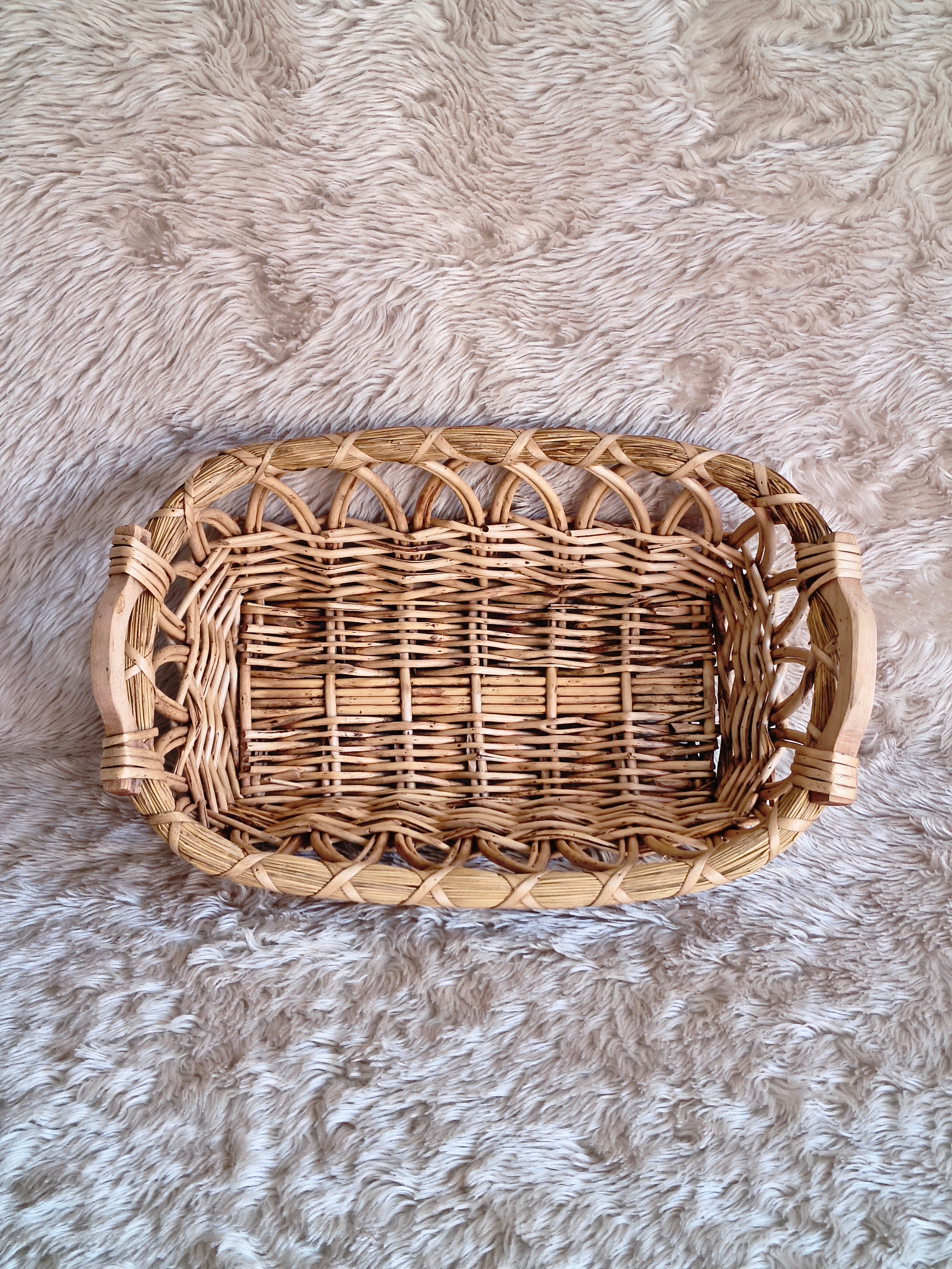Panier en paille et rotin rustique clair