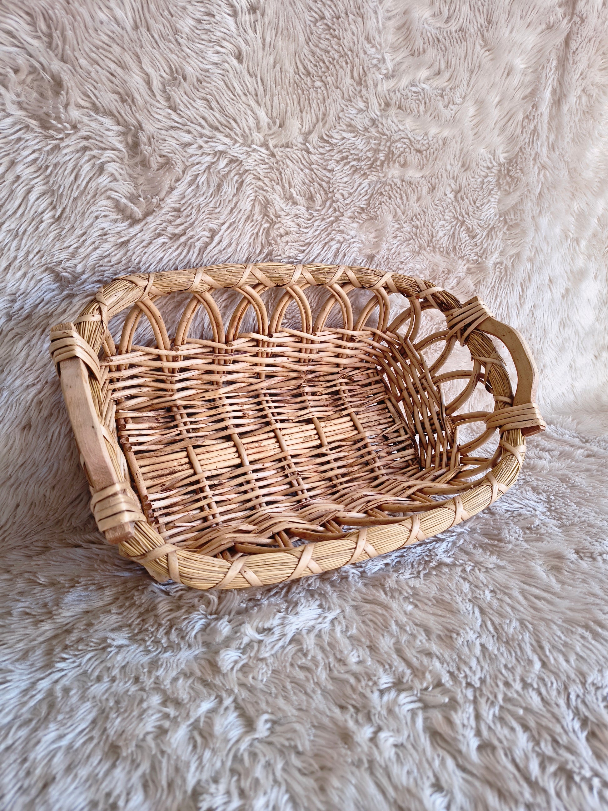 Panier en paille et rotin rustique clair